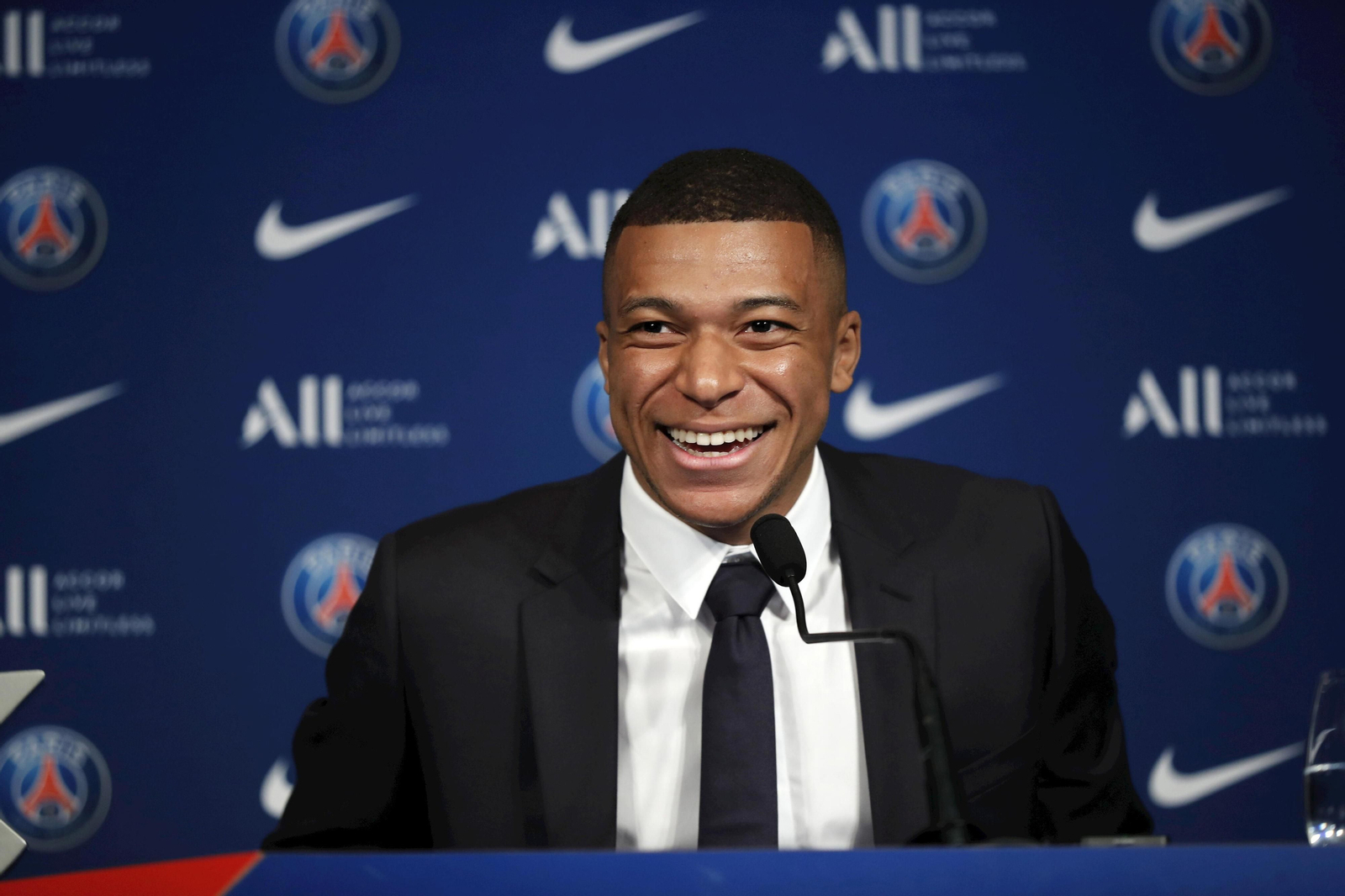 Mbappé, feliz durante la rueda de prensa en el estadio de Parque de los Príncipes en París