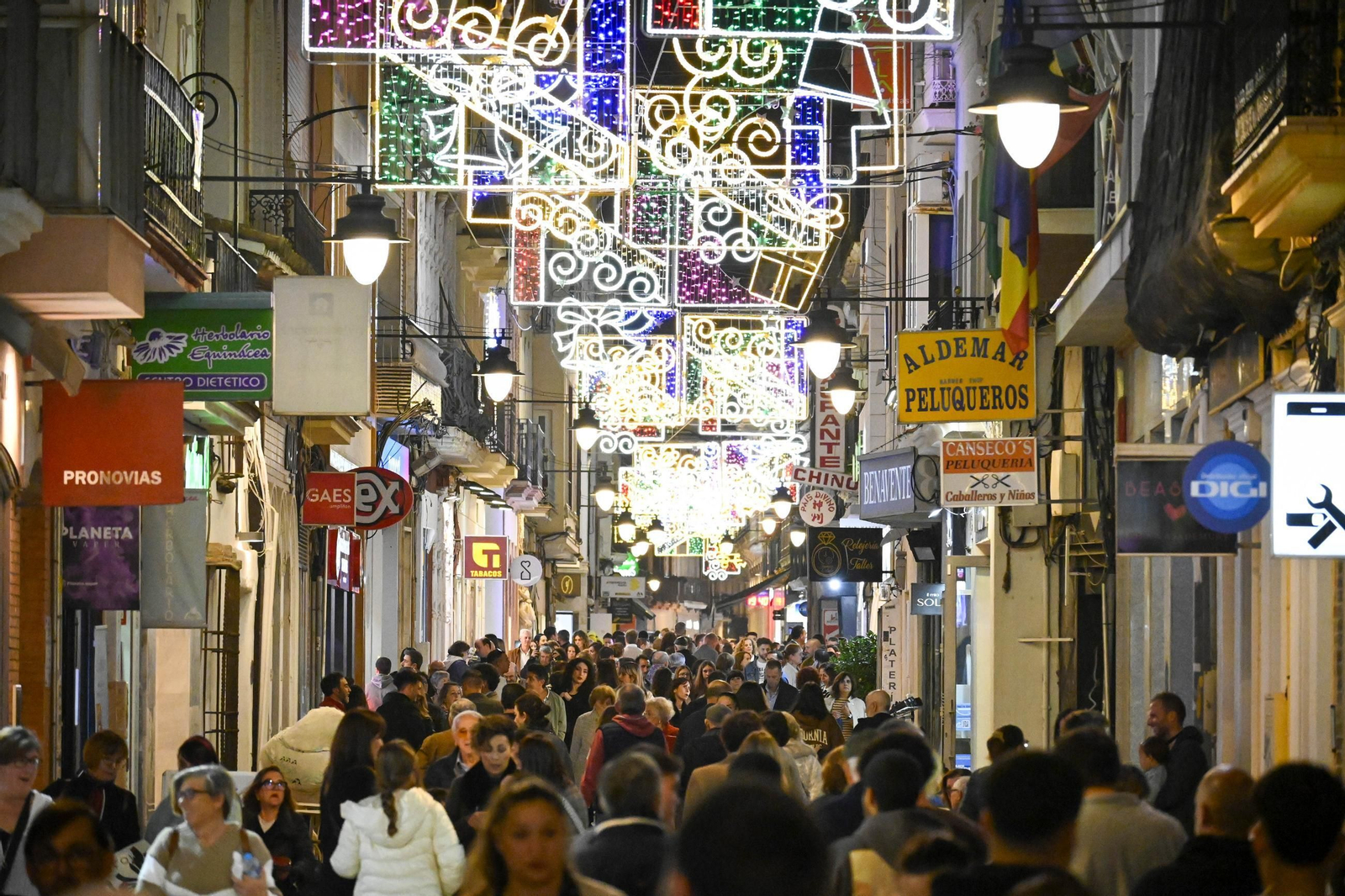 Imágenes de la nevada y alumbrado navideño en Huelva