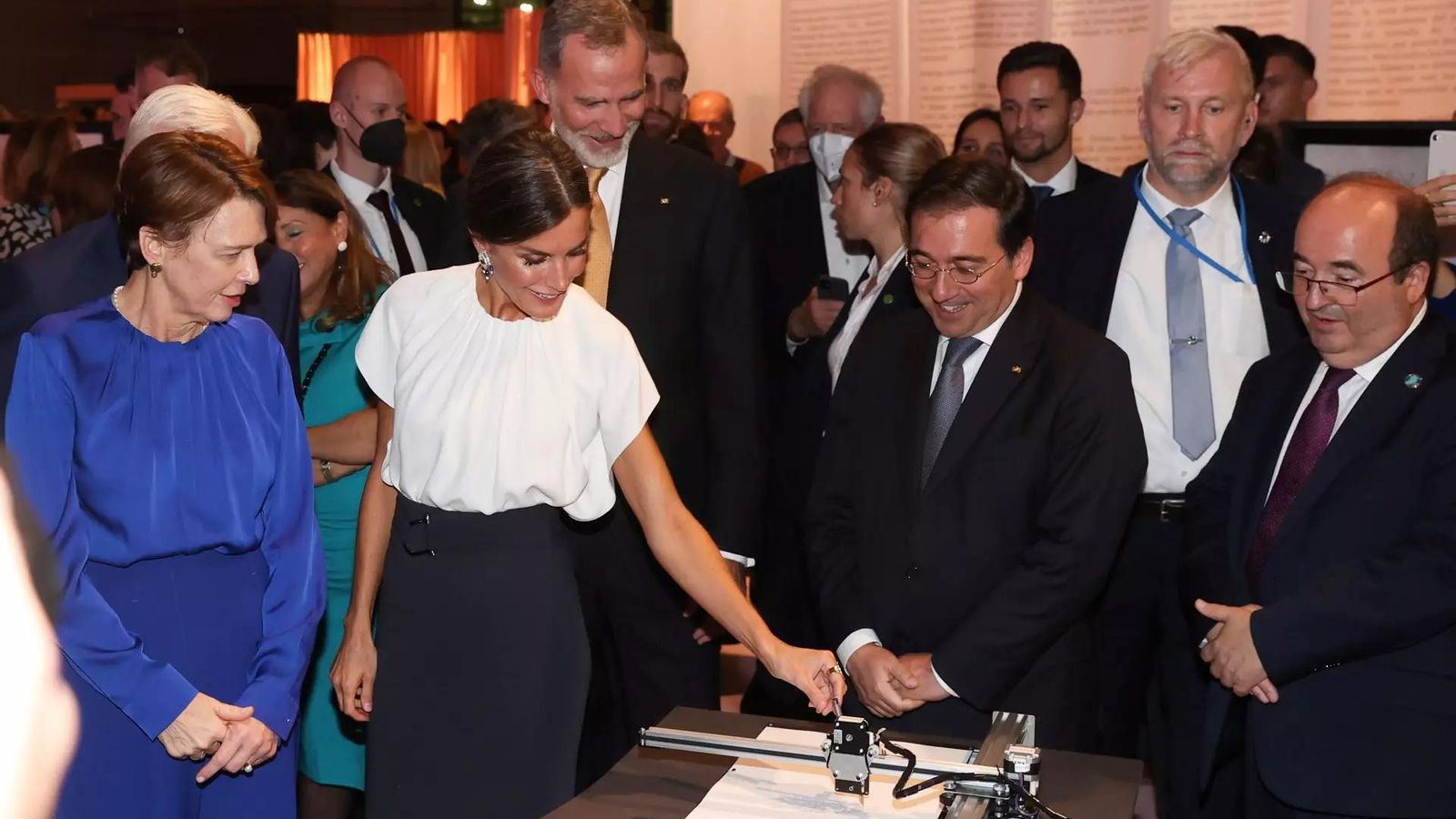 La Reina Letizia con un look sobrio en su visita a Alemania. La Reina Letizia con un look sobrio en su visita a Alemania.