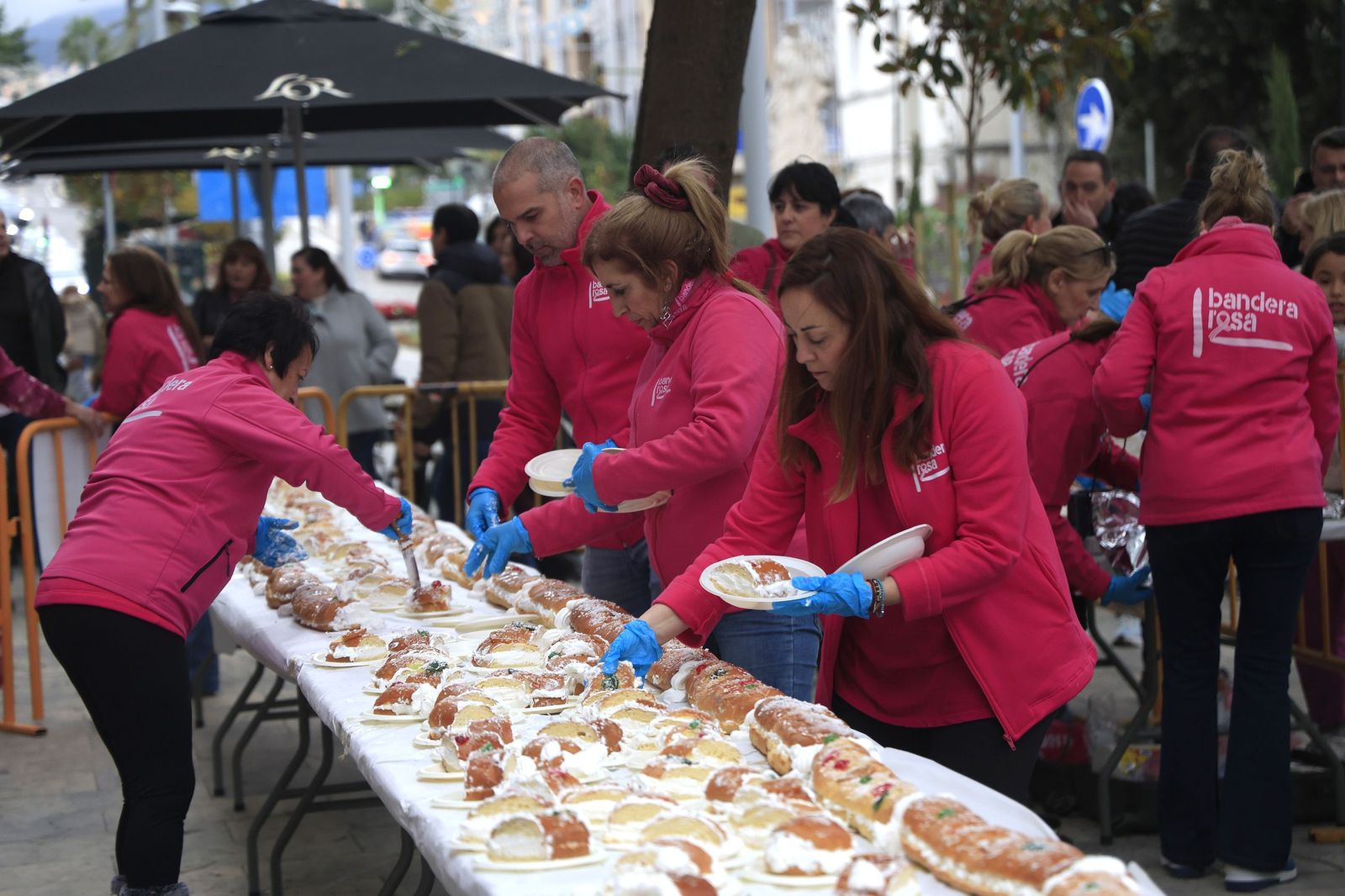Las fotos del roscón de Reyes solidario en Algeciras