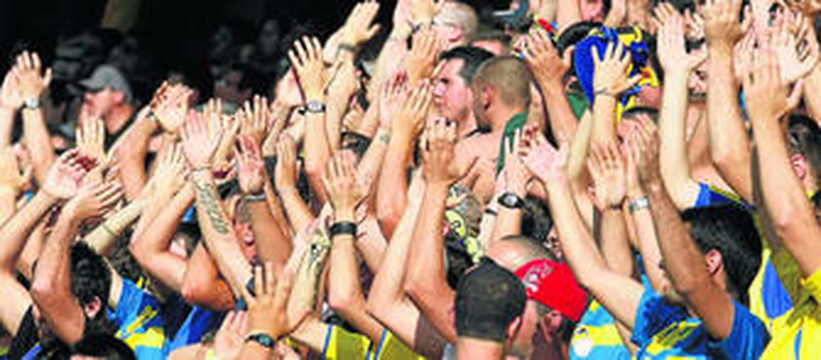 1. La afición arropó a su equipo desde el primer minuto, marcando el ritmo de los ánimos a base de aplausos y cánticos. 2. Lluvia de papelillos con las banderas al viento a la salida de los dos equipos al terreno de juego. 3. Las nuevas gradas desde que comenzó el derribo de la Tribuna se han ubicado en la avenida y en la azotea de los edificios de la Plaza de Madrid; cadismo más allá del Carranza. 4. Insufrible sol a las siete de la tarde, lo que provocó que esta seguidora se protegiera con un quitasol. 5. Los dos diaritos que son la delicia de los seguidores más jóvenes estrenaron ayer nuevo uniforme, aunque pasaron el calor de siempre. (Fotos: José Braza)