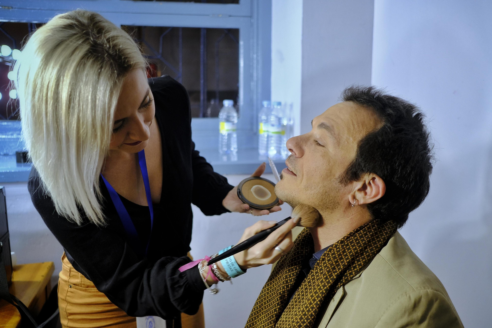 María, maquilladora de Onda Cádiz, da los últimos toques al alcalde de la ciudad antes de la entrega de los antifaces de oro.