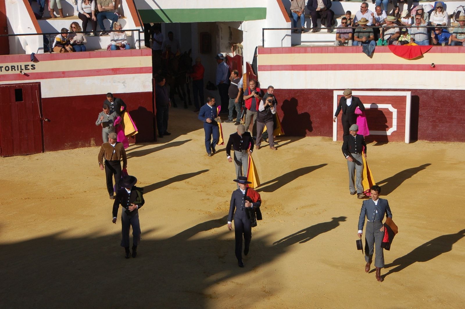 Los novilleros hacen el paseíllo en la Plaza de Toros de Huéscar.