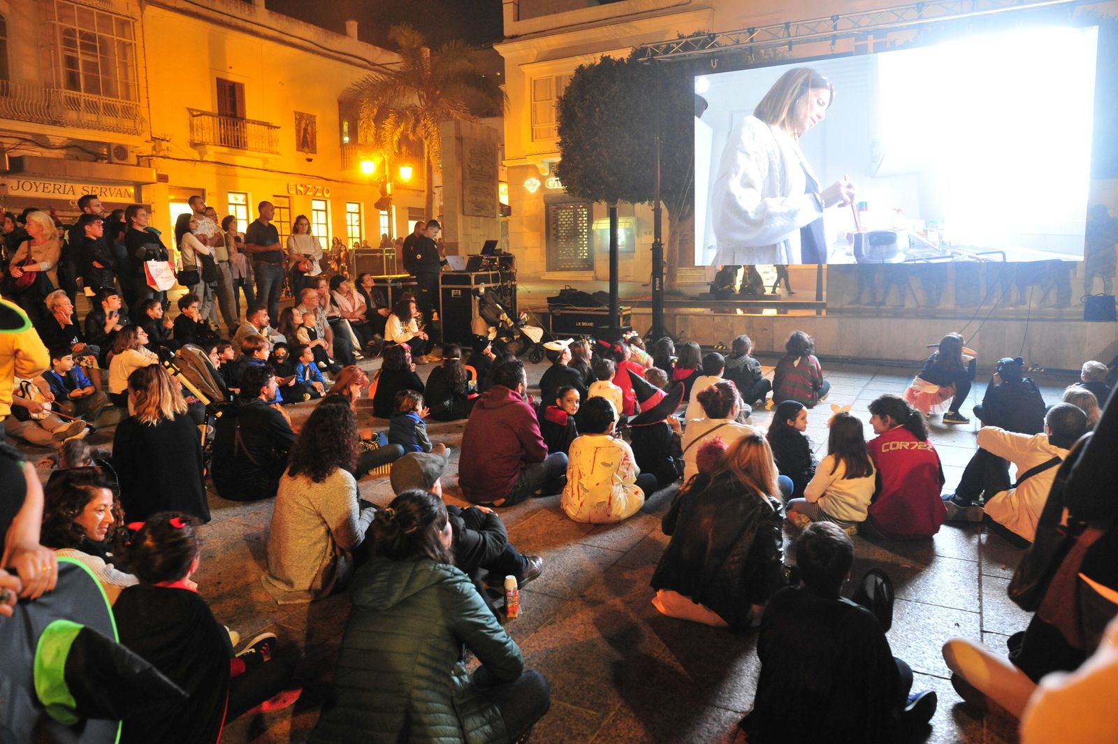 Proyección de cortos en la plaza de la Iglesia.