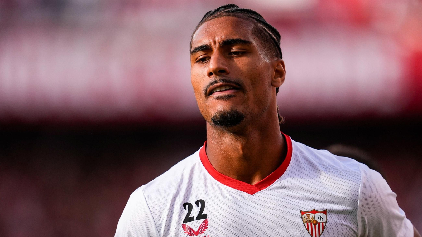 Loïc Badé calienta en el césped del Ramón Sánche-Pizjuán.