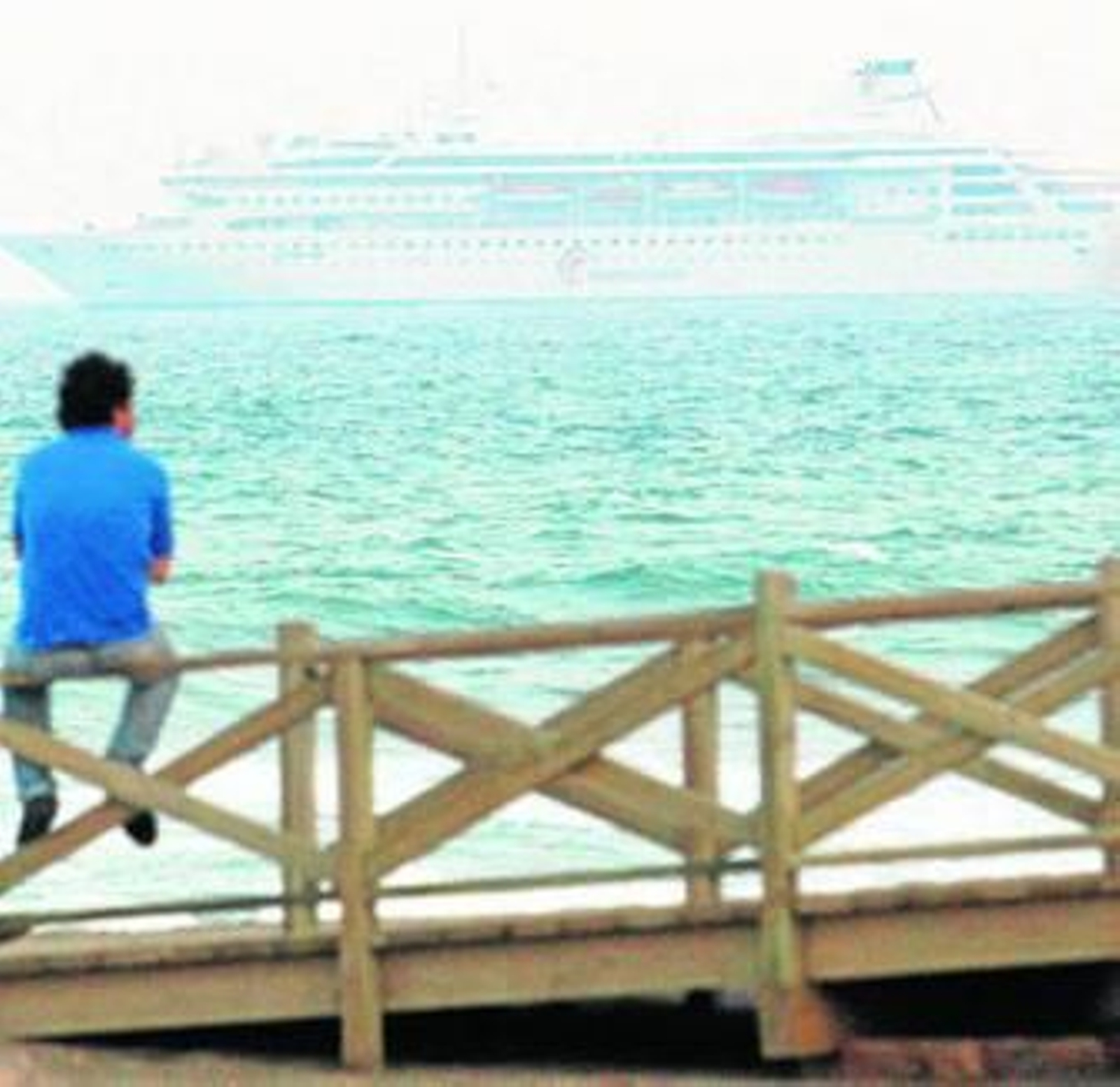 Uno de los barcos de Happy Cruises, en la cara Este del Peñón.
