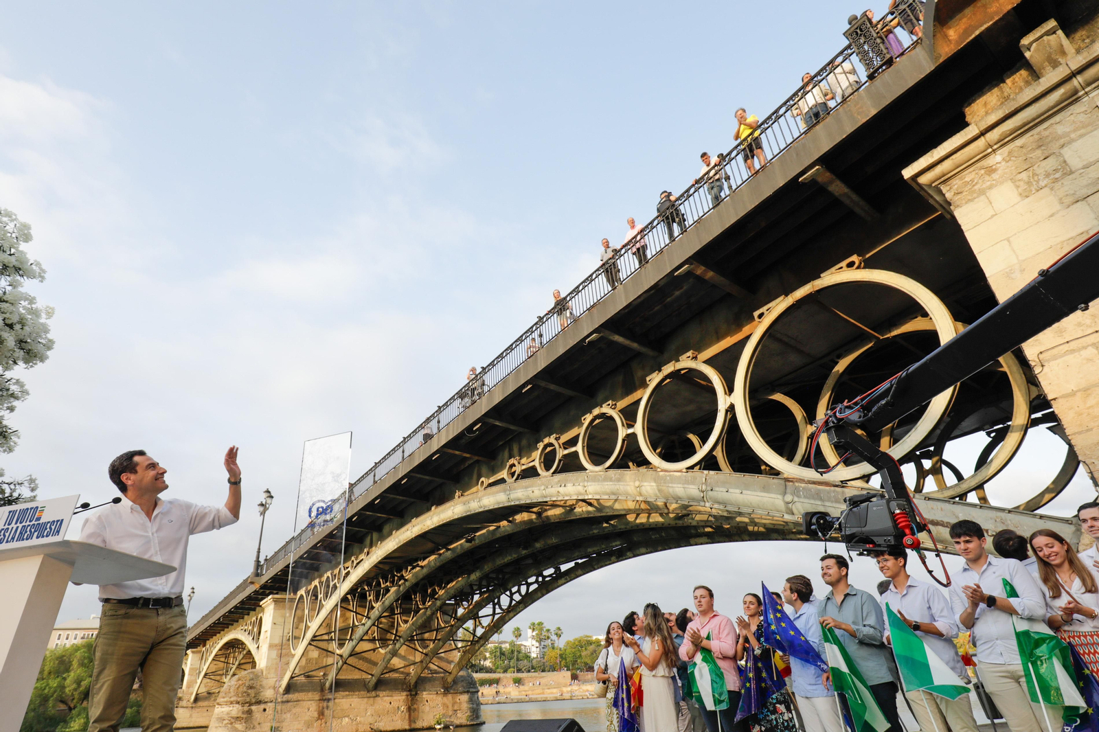 Acto de cierre de campaña del PP. Juanma Moreno, Carmen Crespo, Zoido, Ricardo Sánchez y José Luis Sanz..