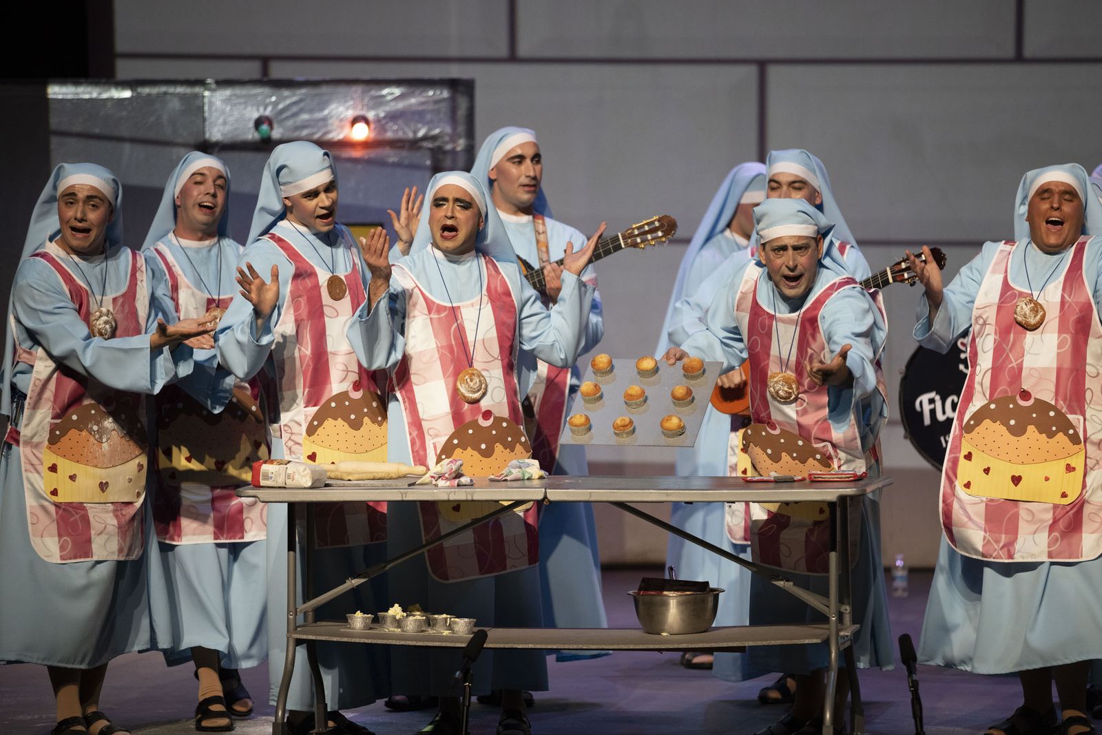 Imágenes de la actuación de la murga de Isla Cristina 'Las monjas 30 años de tradición' en el Carnaval Colombino