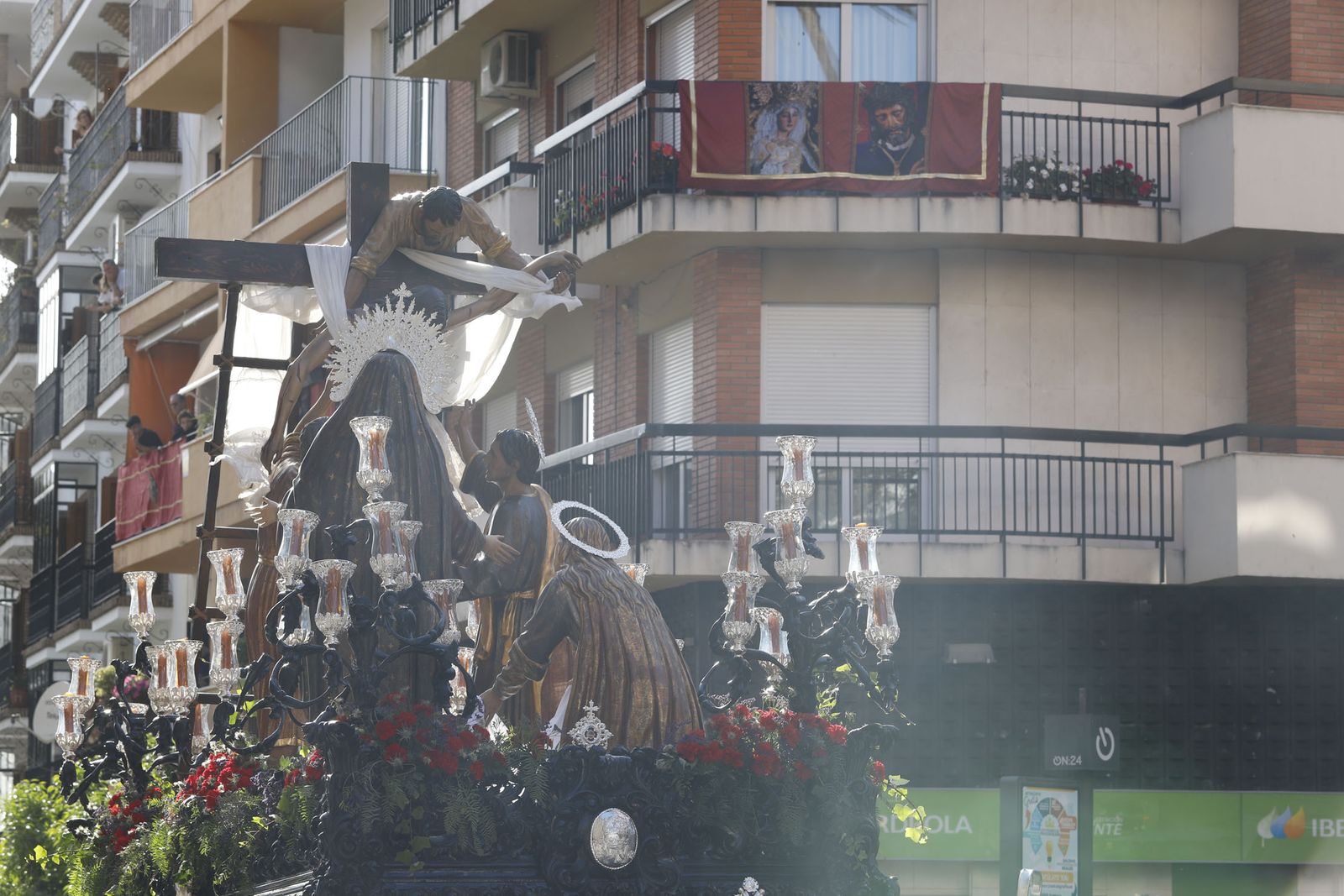 La Hermandad del Descendimiento en su recorrido por las calles de Huelva el Viernes Santo