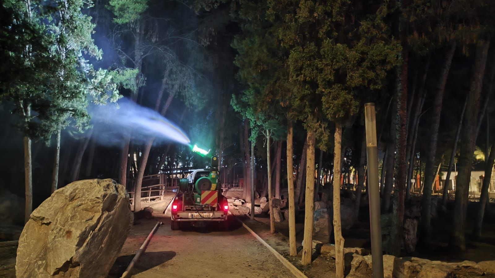 Maquinaria durante el proceso de fumigación contra la procesionaria.