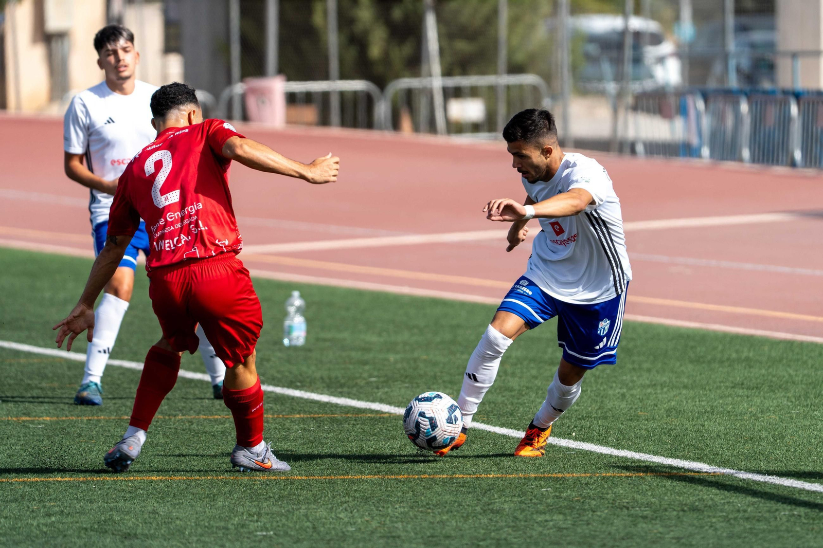 Un futbolista del Santa Fe encarando en la banda a un rival.
