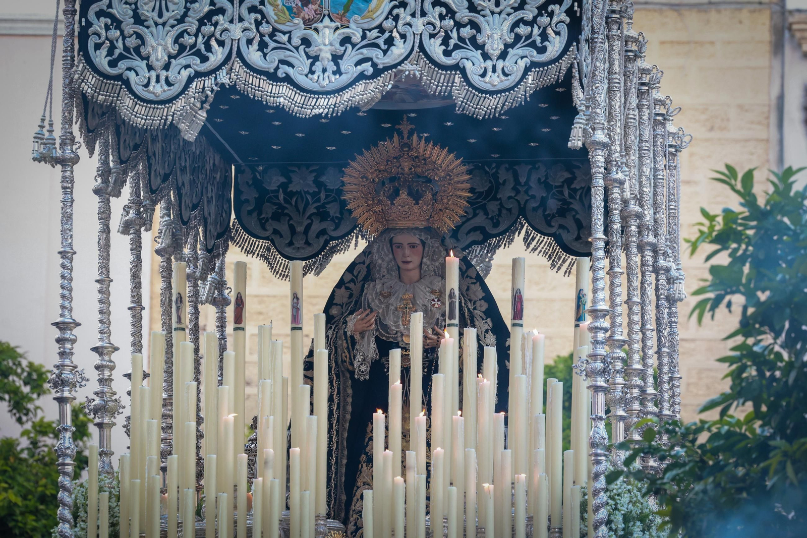 Imágenes de la salida de Vera Cruz en la Semana Santa de Cádiz 2025