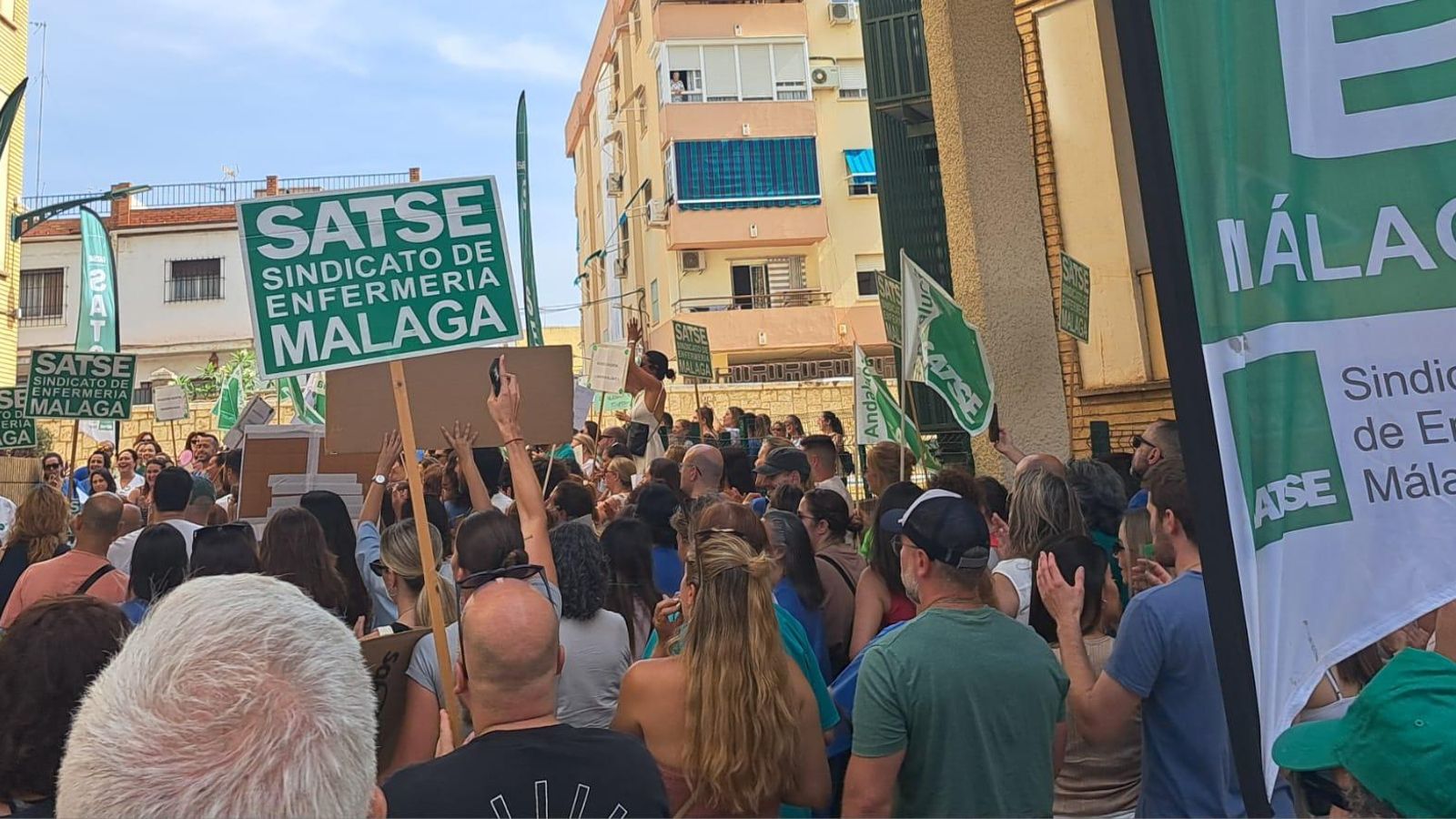 Enfermeros frente al pabellón de gobierno del complejo sanitario. Enfermeros frente al pabellón de gobierno del complejo sanitario.