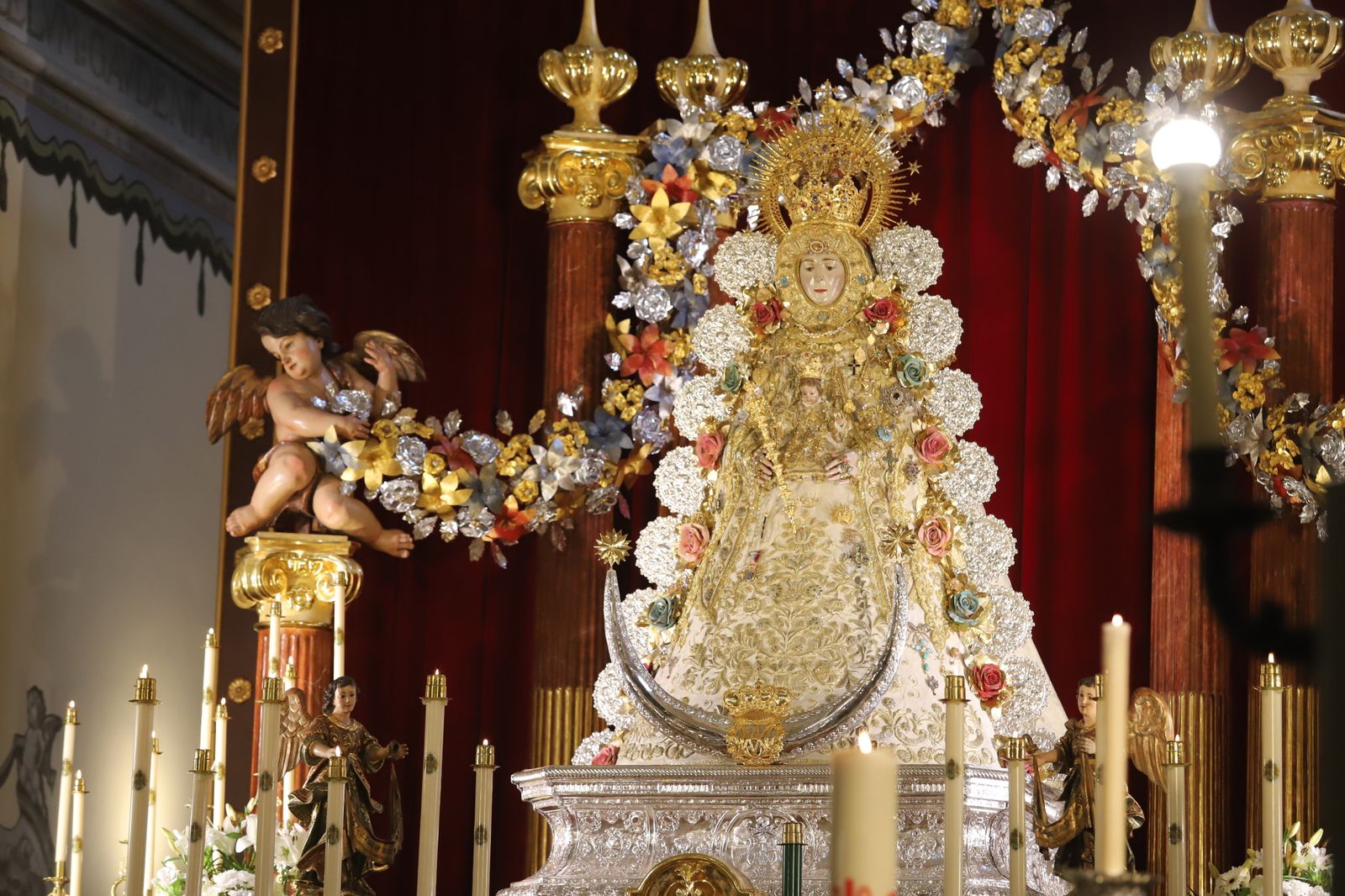 Imágenes de la misa de Pentecostés atípica y a puerta cerrada por el coronavirus, en la parroquia de la Asunción de Almonte