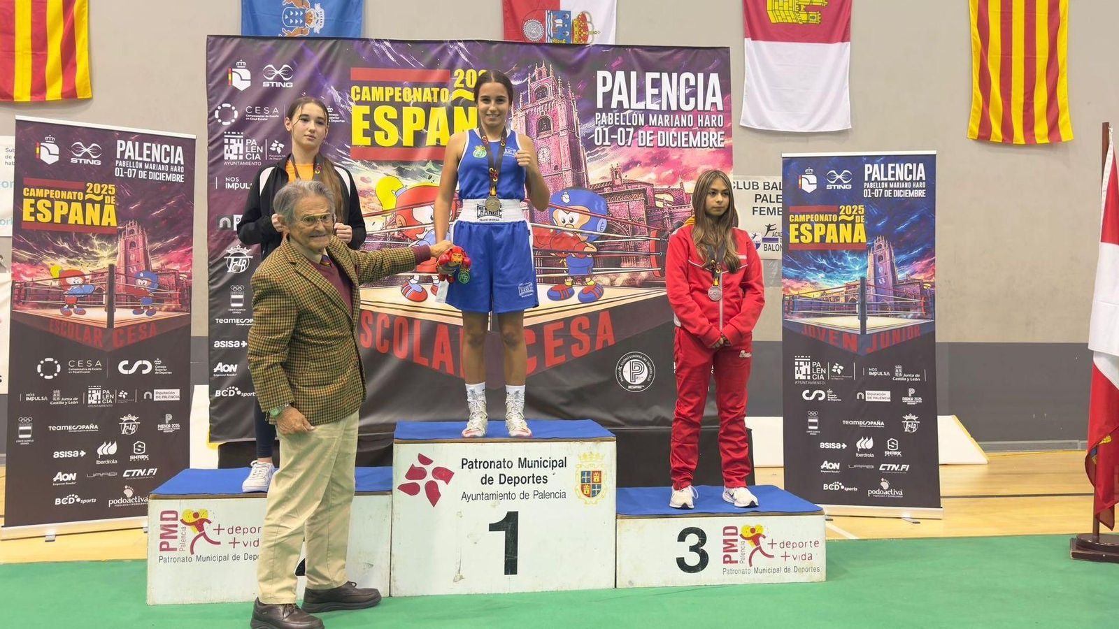 El presidente de la Andaluza, Alfonso Otero, entrega su premio a la algecireña Irene Bolaños