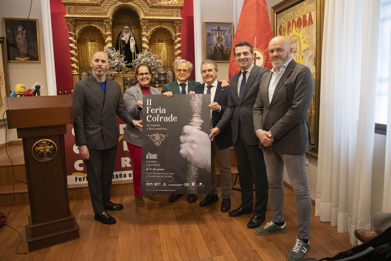Asistentes a la presentación de la segunda Feria Cofrade de Córdoba.