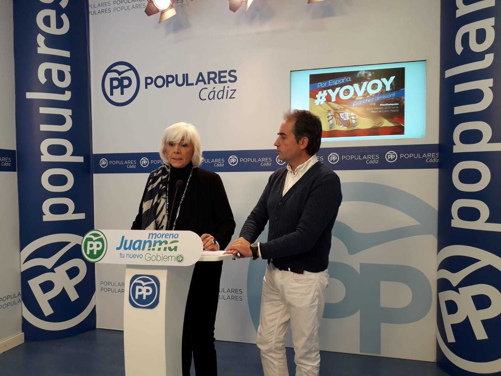 el secretario general del PP de Cádiz, Antonio Saldaña y la diputada nacional, Teófila Martínez