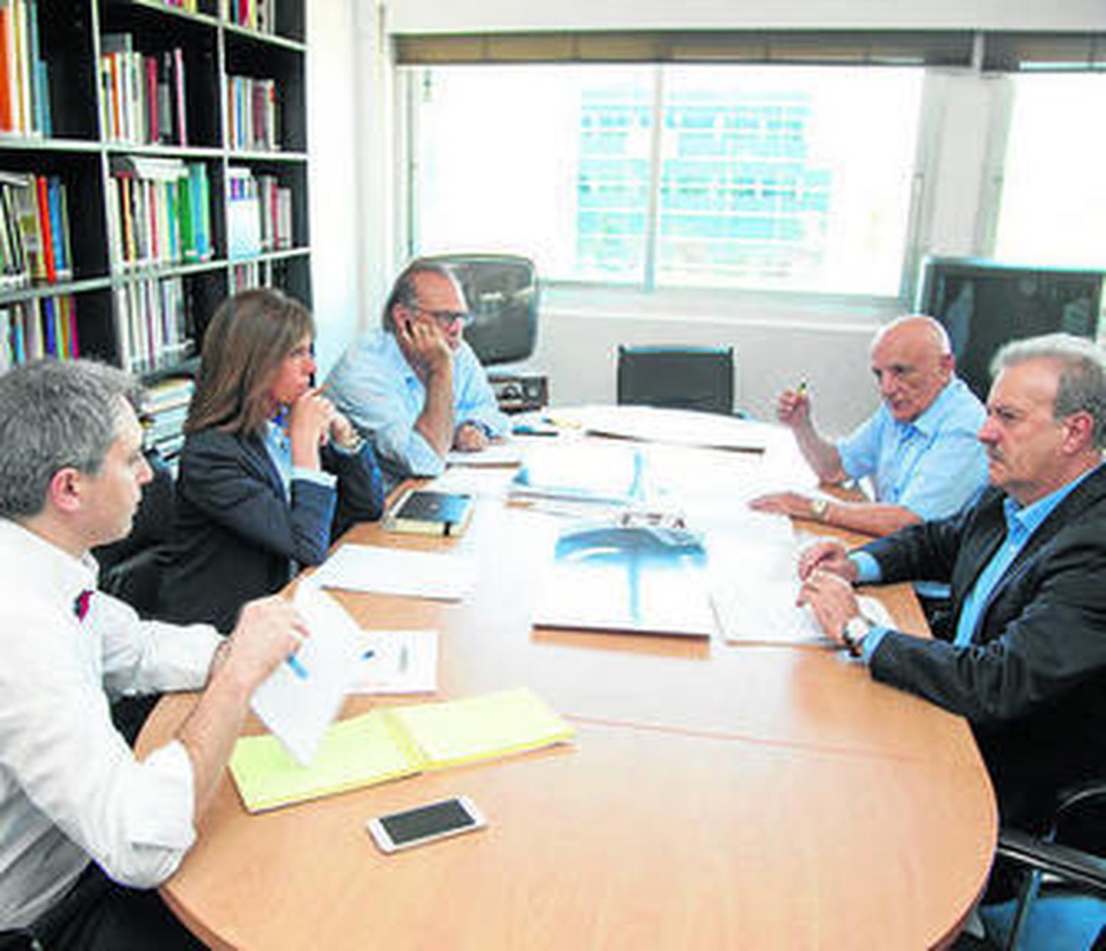 Los moderadores, Vallés, Blanco y Piqueras, ayer con Navarrete y Campo Vidal.