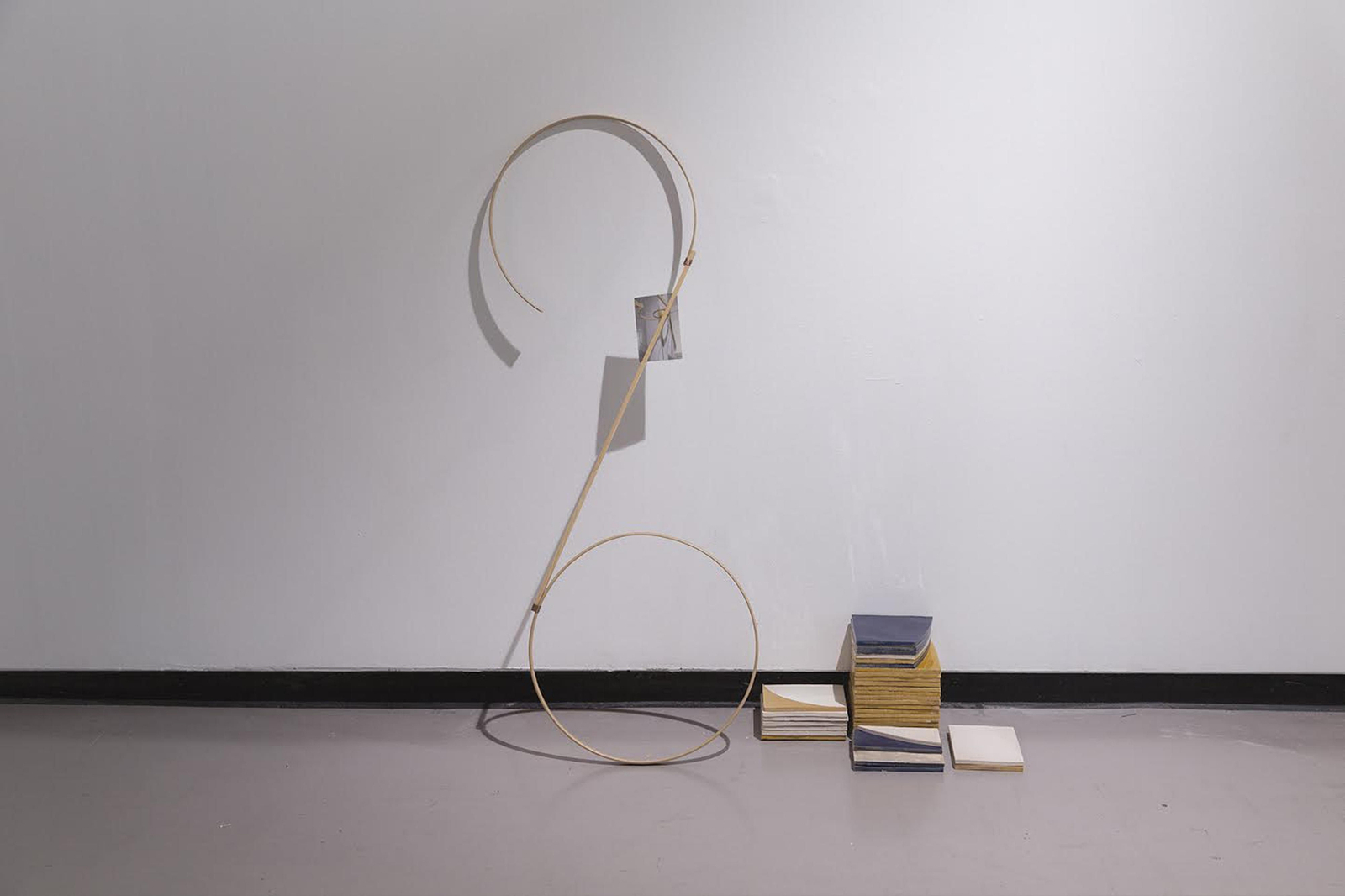 1 y 3. Distintas escenas creadas por la malagueña Leonor Serrano Rivas en la Sala Santa Inés. 2. Objetos empleados por la joven arquitecta y artista malagueña en su 'videoperformance' para el programa 'Iniciarte'.