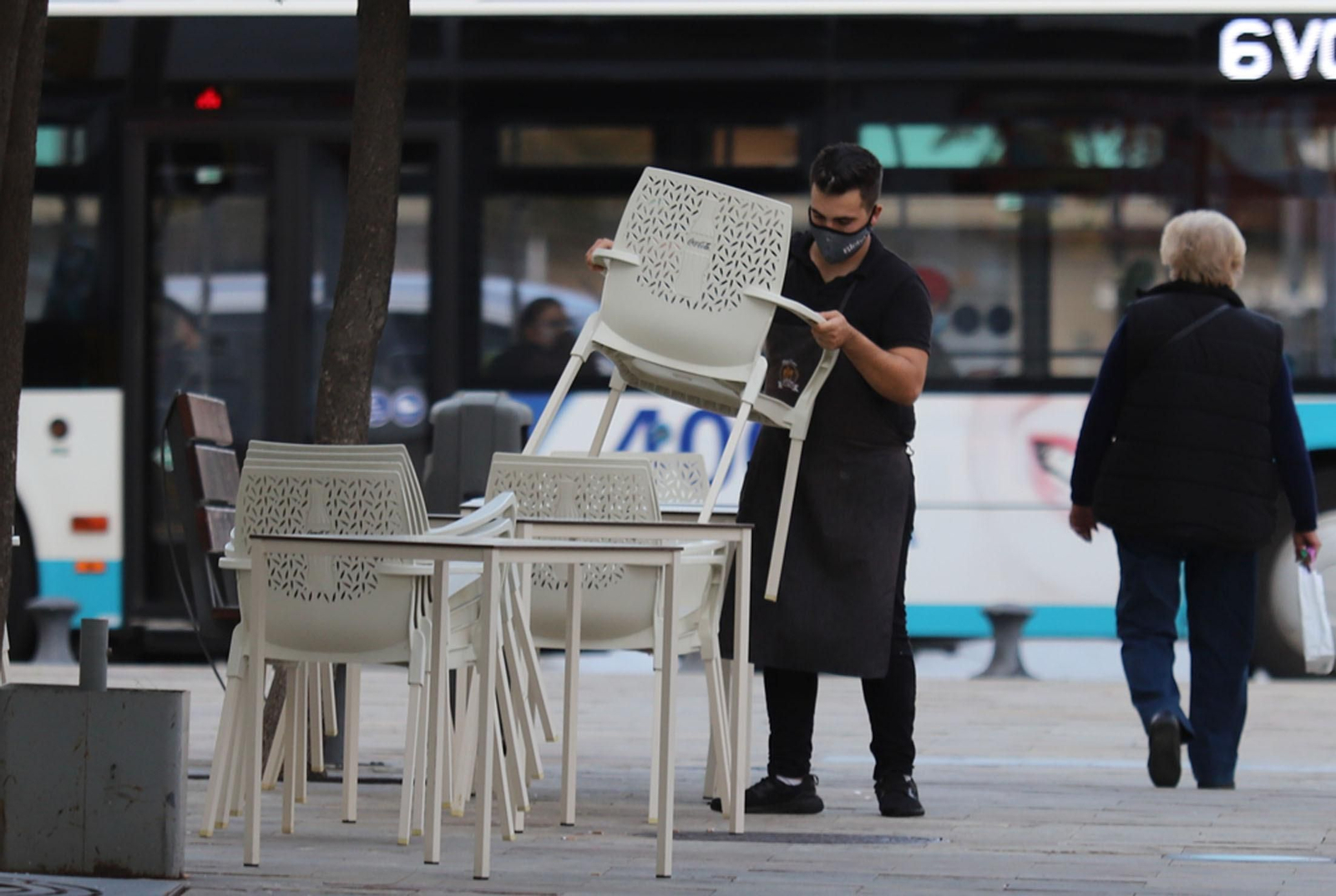 Imágenes del cierre de comercios bares y terrazas a causa de las nuevas restricciones por la Covid en Huelva