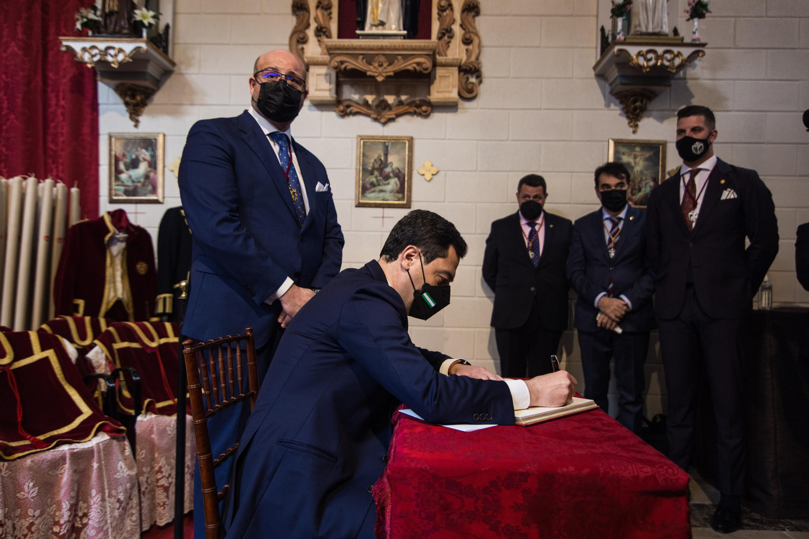 Así ha sido la visita del presidente de la Junta a las hermandades del Lunes Santo de San Fernando