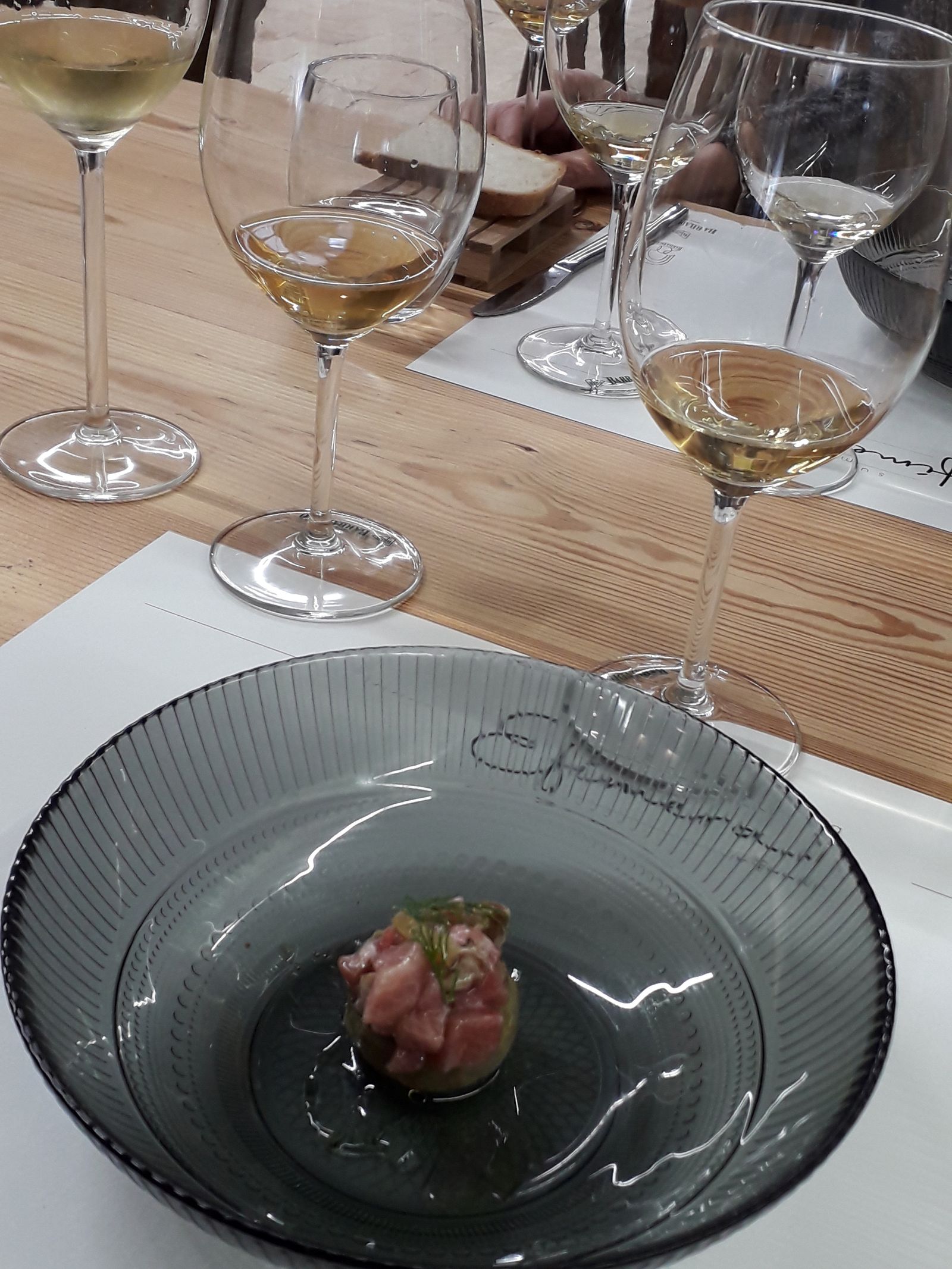 Detalla de la alcachofa con tartar de atún, maridada con Manzanilla Solear en Rama, sacas de 2018 y 2021, el blanco griego 'Mercati Gaetano'.
