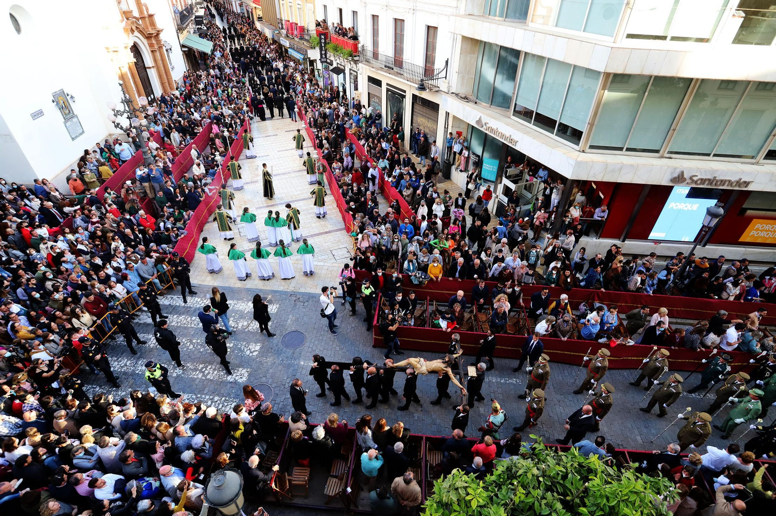 La Legión acompaña al Cristo de la Vera+Cruz en su procesión por Huelva, en imágenes
