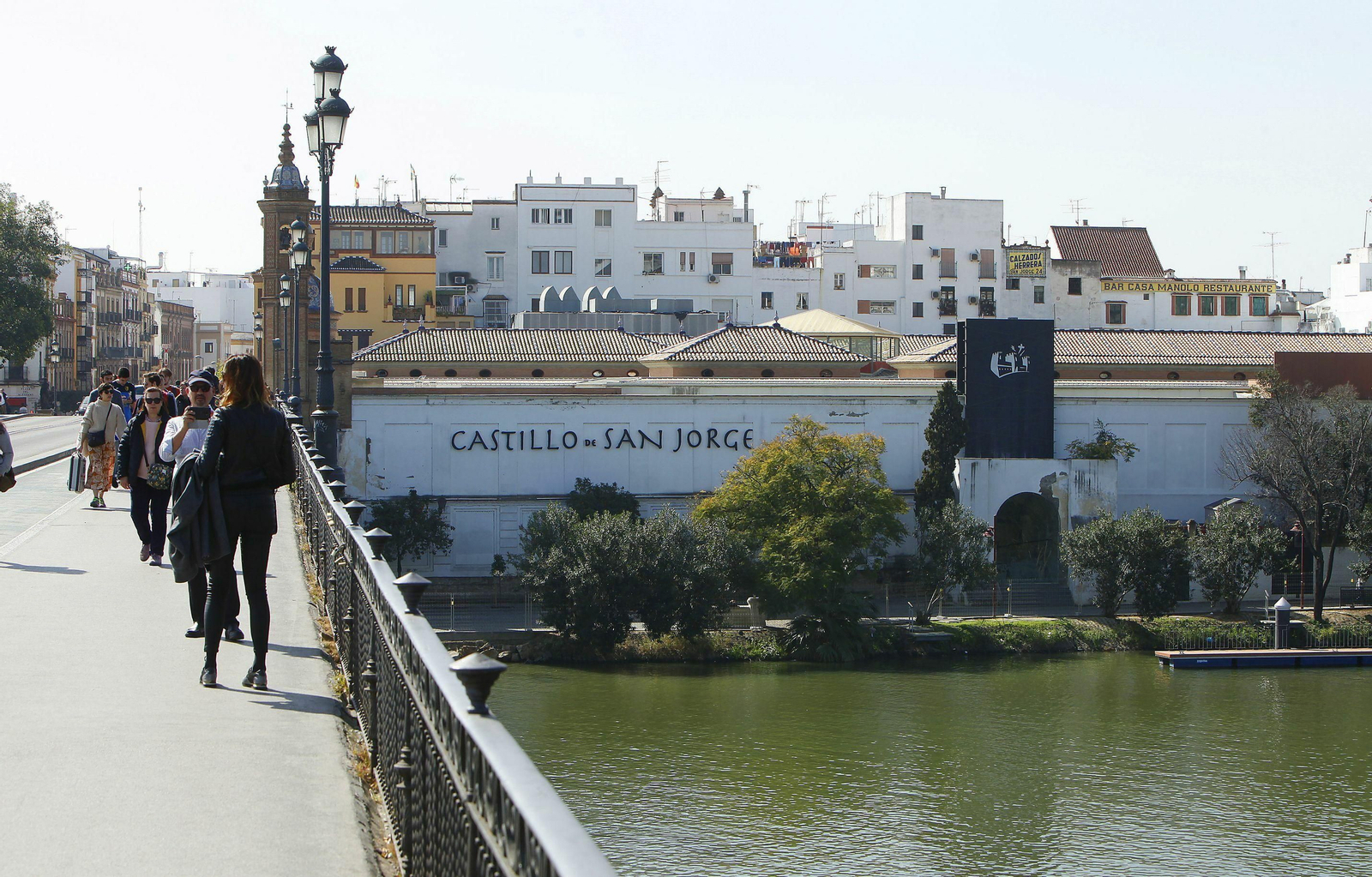 Las obras de mejora de la seguridad y estanqueidad del Mercado de Triana fueron adjudicadas por primera vez el 24 de julio de 2015.
