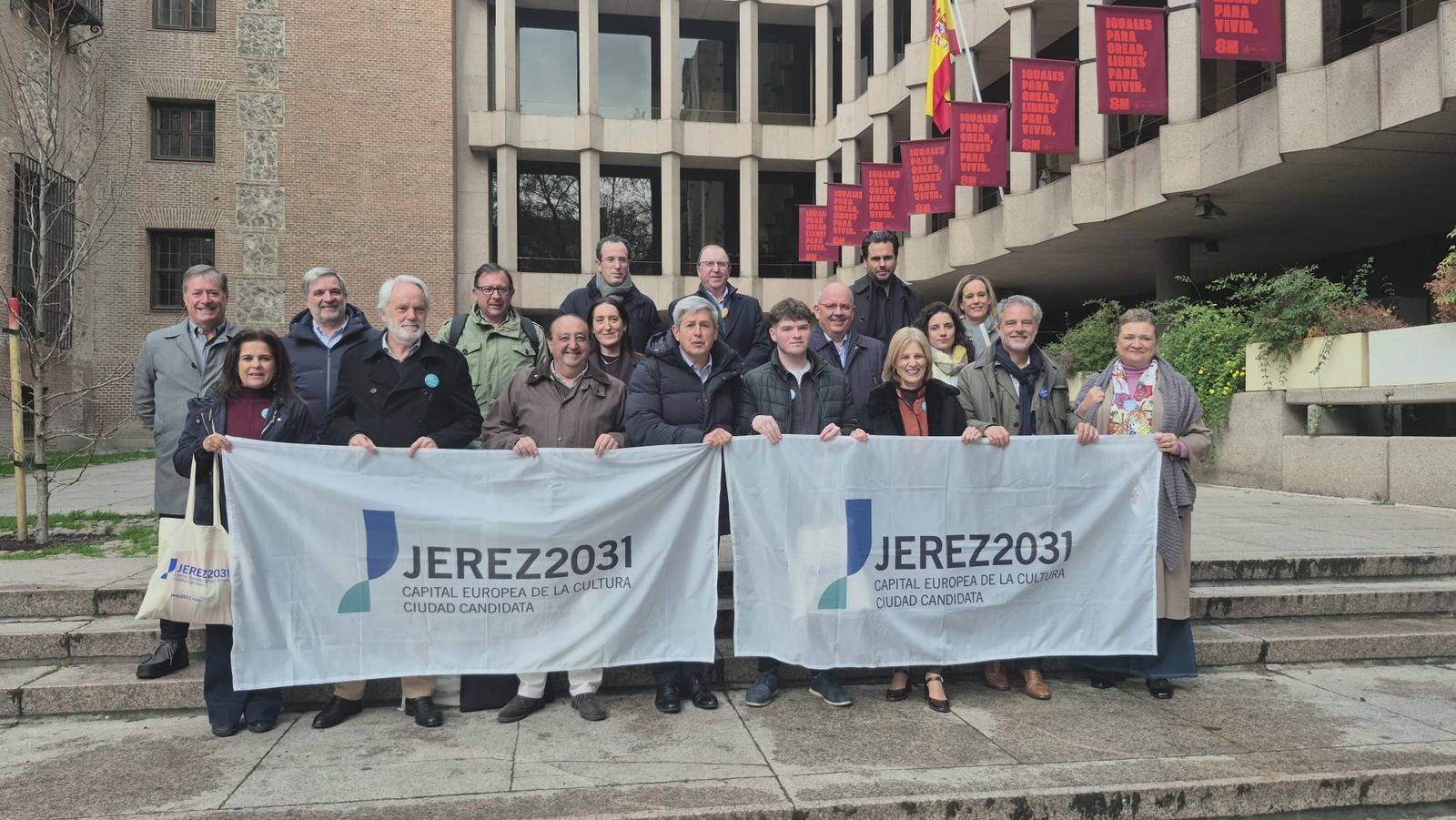 La expedición de Jerez 2031, con la alcaldesa al frente, a las puertas del Ministerio de Cultura este martes en Madrid.