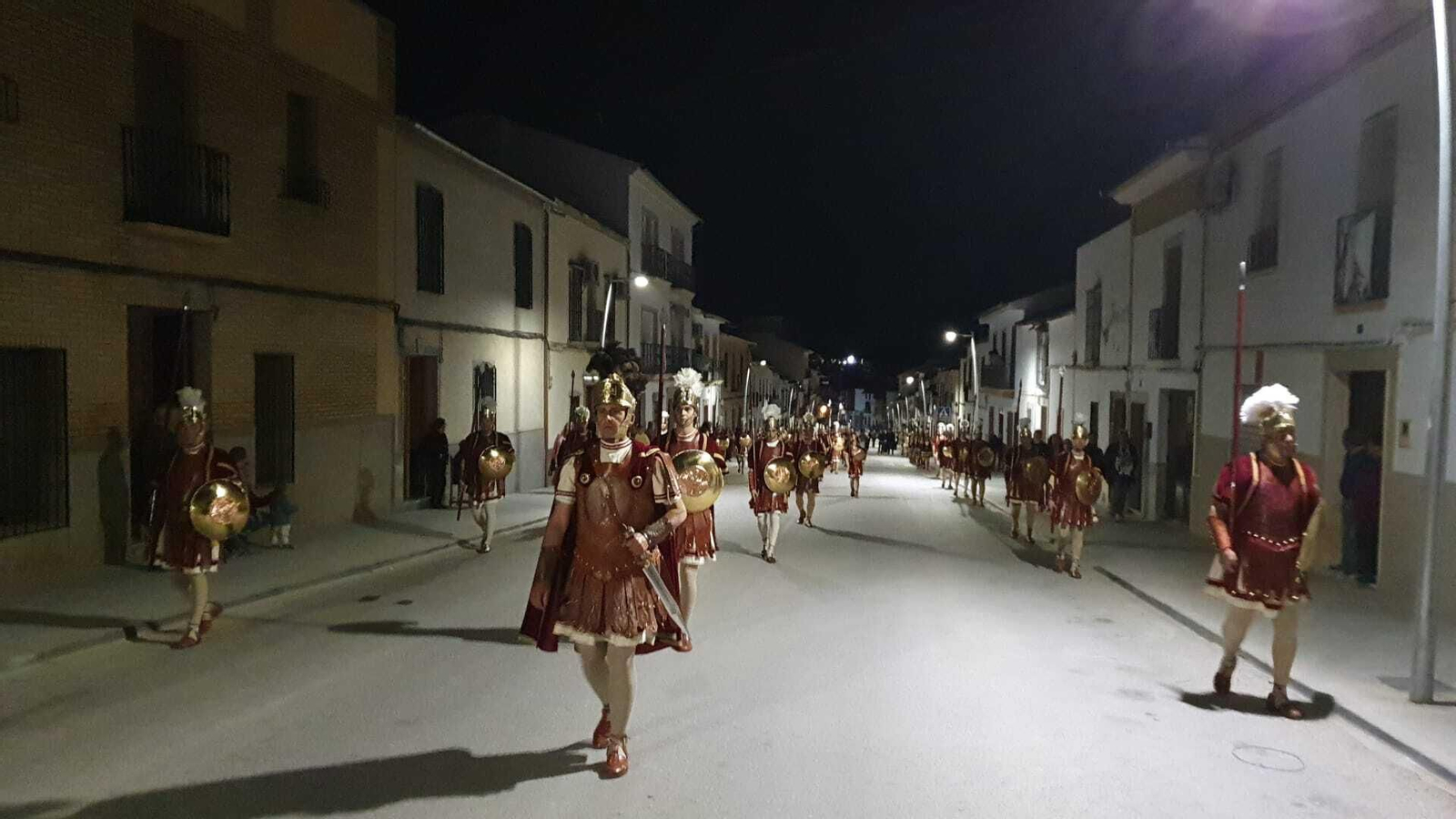 Lunes Santo en Castro del Río: La ofrenda floral de las escoltas romanas, en fotografías