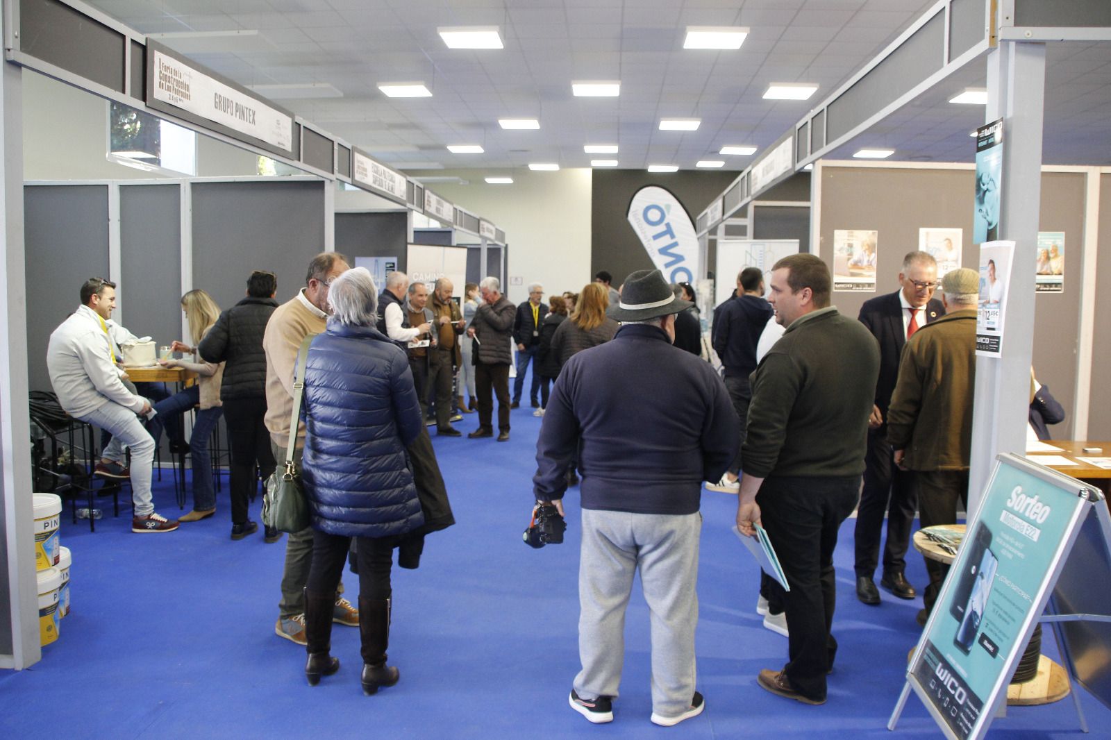 Asistentes a la Feria de la Construcción de Los Pedroches en Hinjosa del Duque.