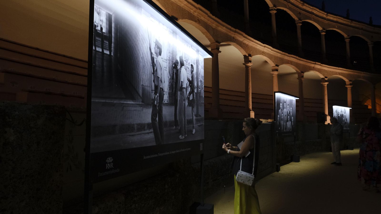 Un código QR permitía el acceso a la colección de imágenes de cada temática.