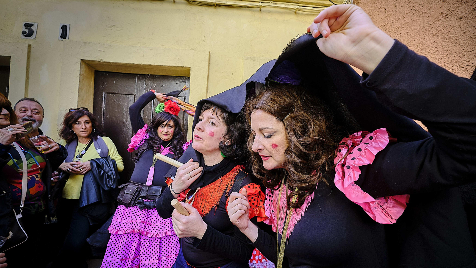 Ana y Alejandra López Segovia, con Tere Quintero al fondo, durante un pase de 'De feria en feria'.