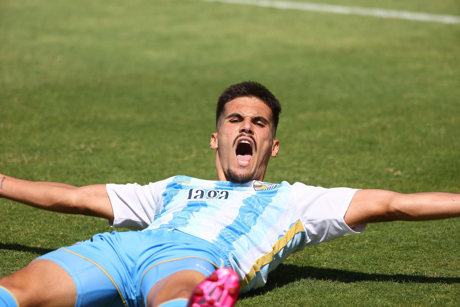 Chupete celebra un gol. Chupete celebra un gol.