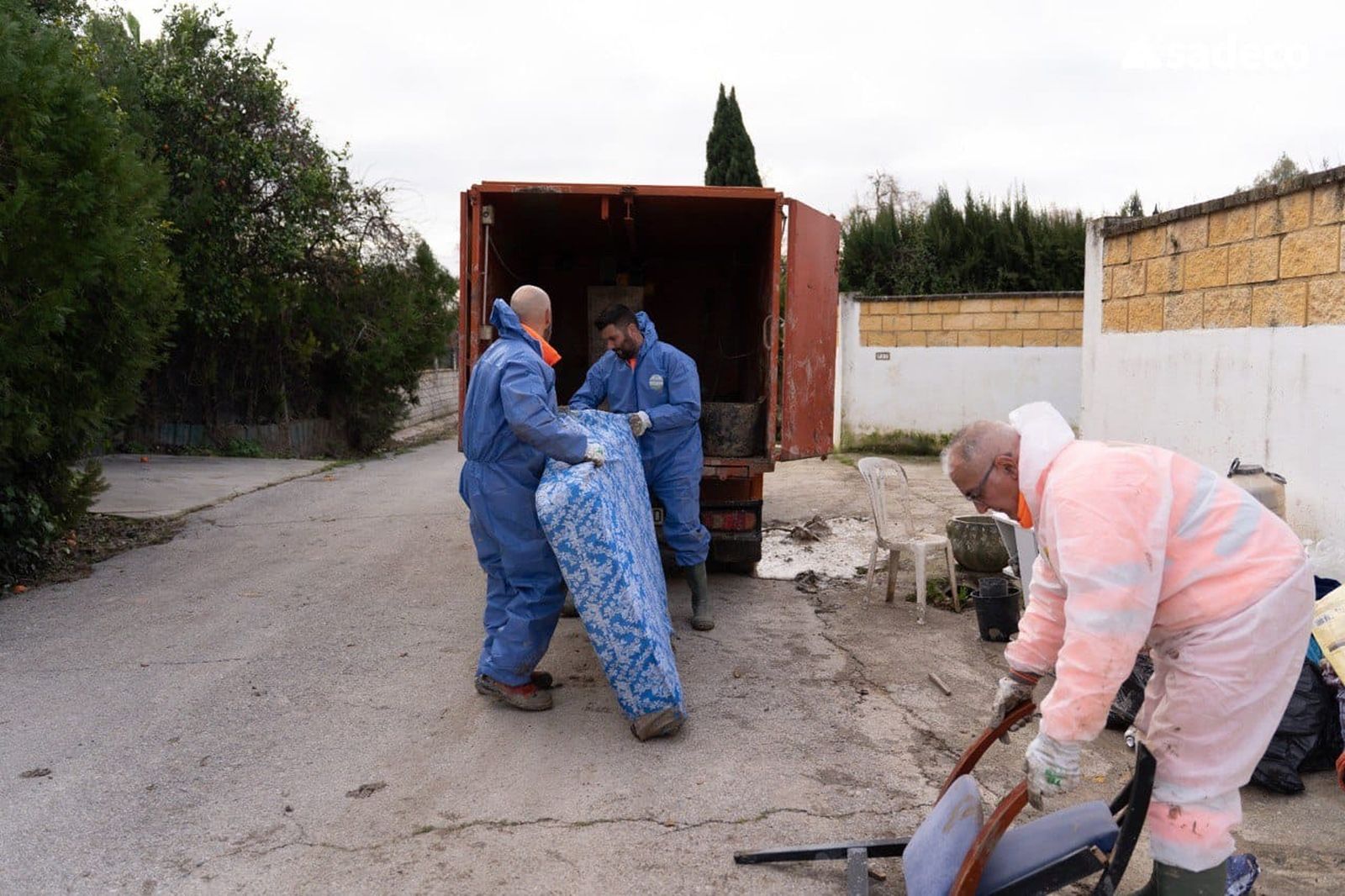 Trabajadores de Sadeco retirando enseres de una de las casas inundadas.