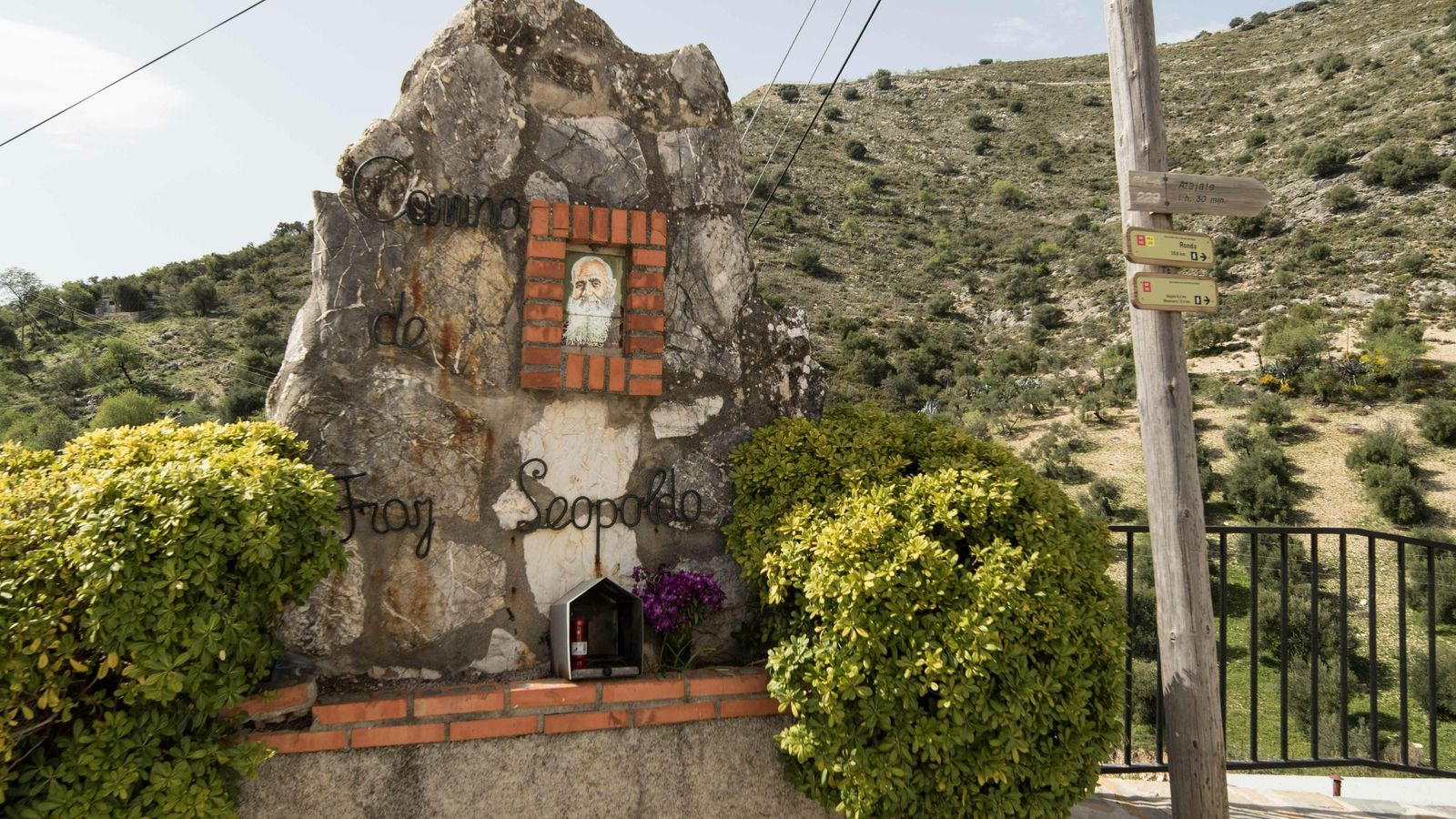 Los anticlero dirán que el camino estaba antes de que llegara Fray Leopoldo.