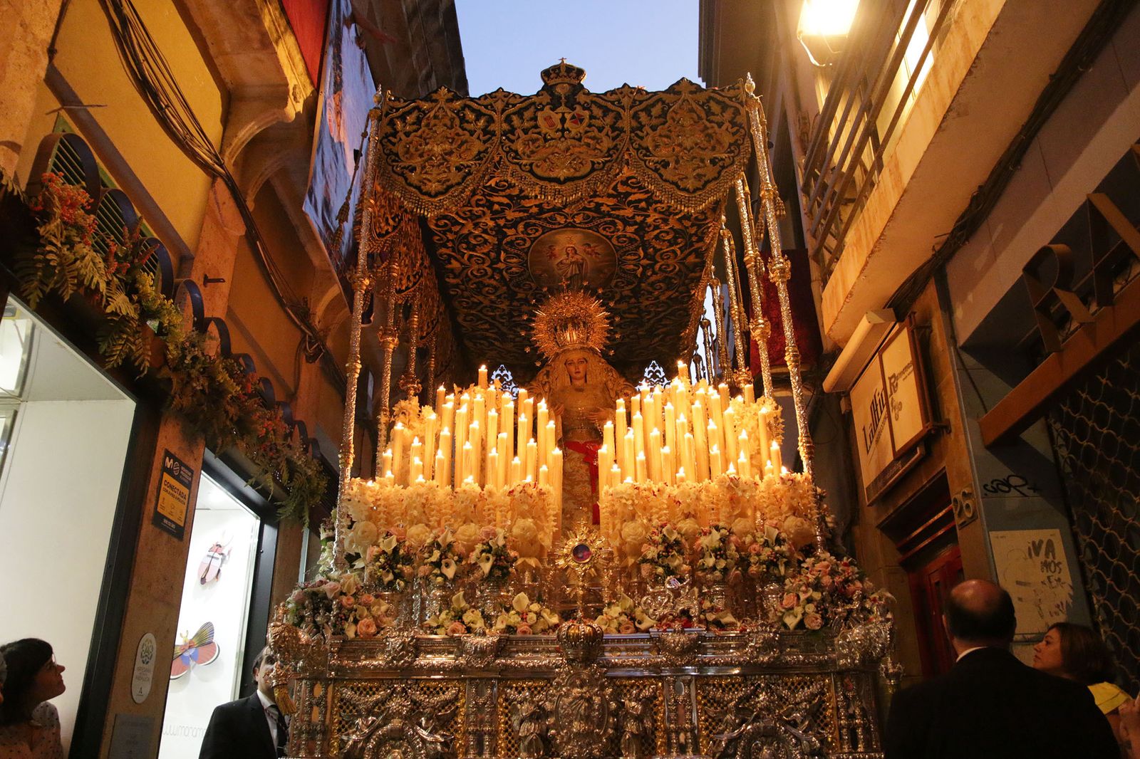 Imágenes de La Magna por las calles de Almería