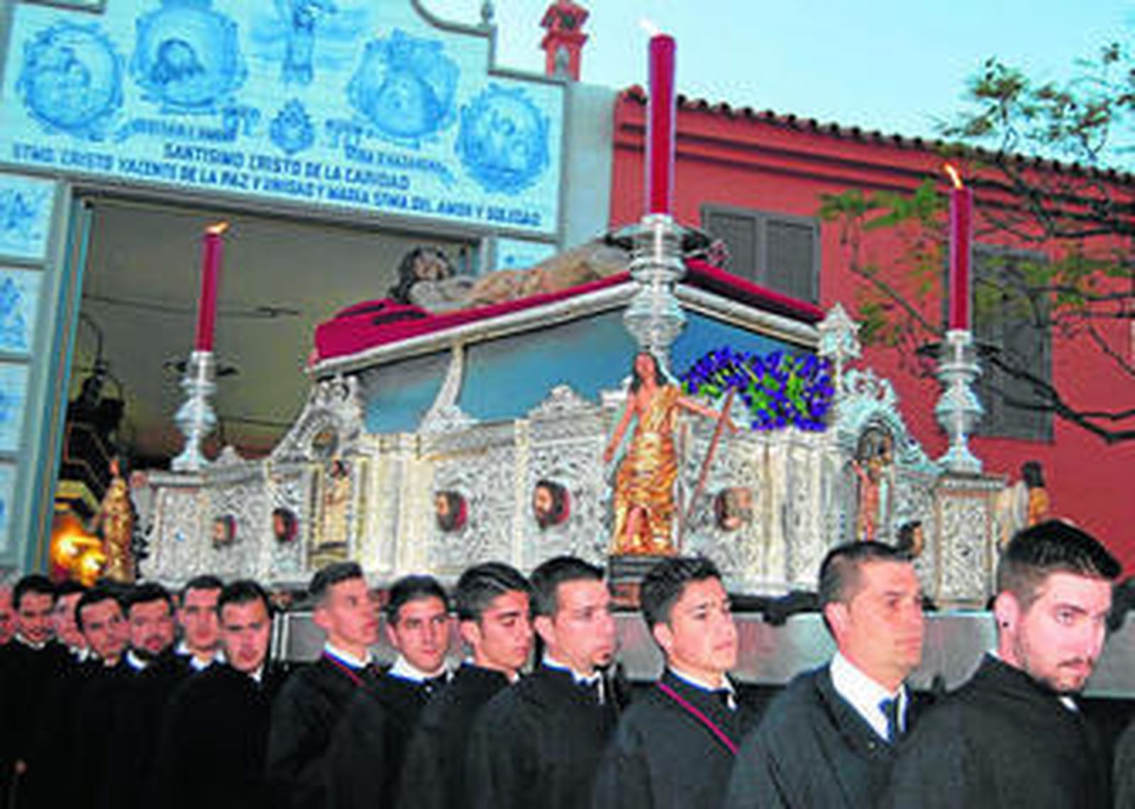 El Cristo Yacente de la Paz, en su salida de su sede canónica.