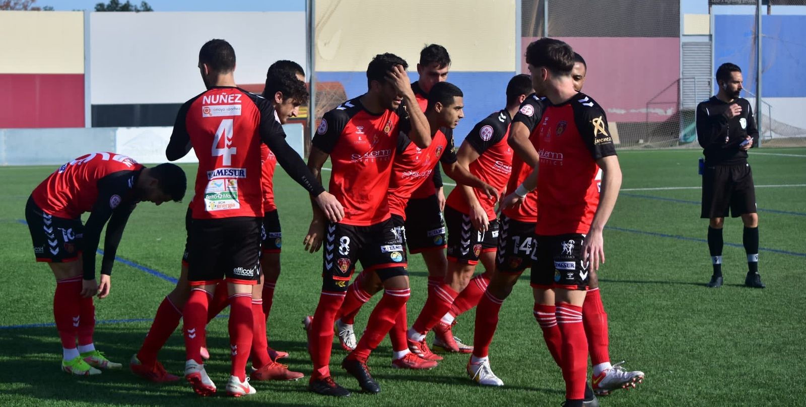 Los jugadores del Salerm Puente Genil celebran un gol en el Manuel Polinario.