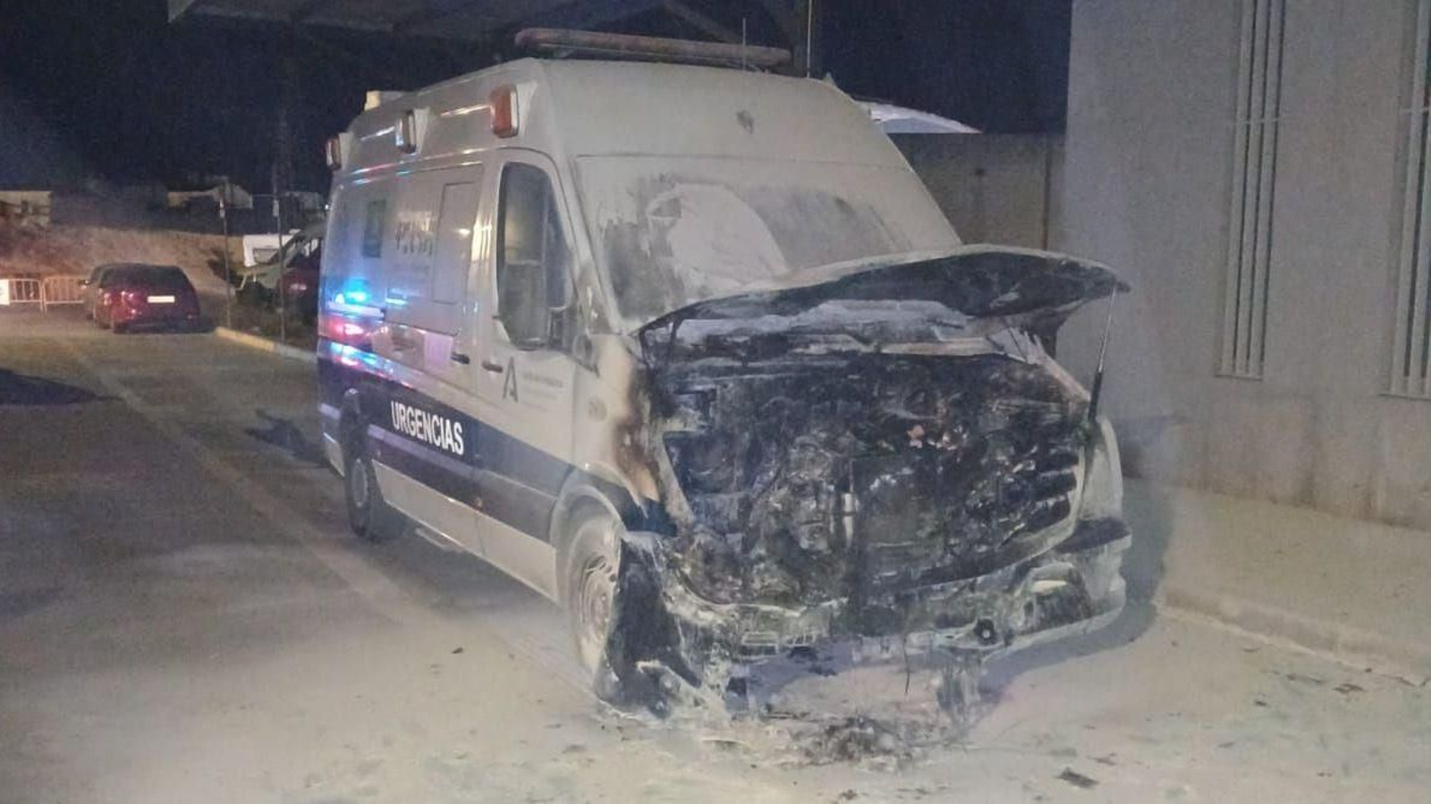 Estado en el que quedó la ambulancia tras apagar el fuego.
