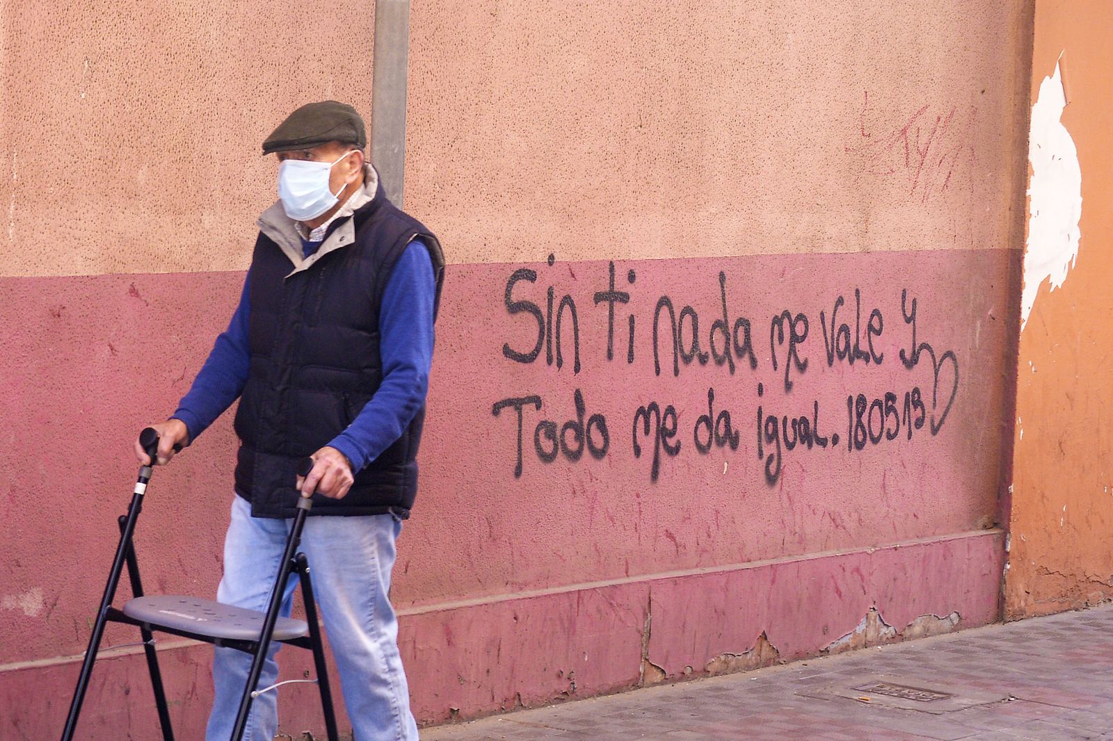 Fotos de gente con mascarillas en La Linea