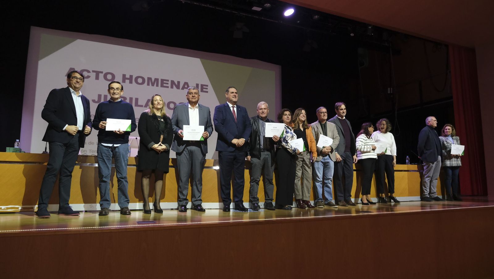 Los maestros docentes jubilados reciben su homenaje en la paraninfo de la UAL