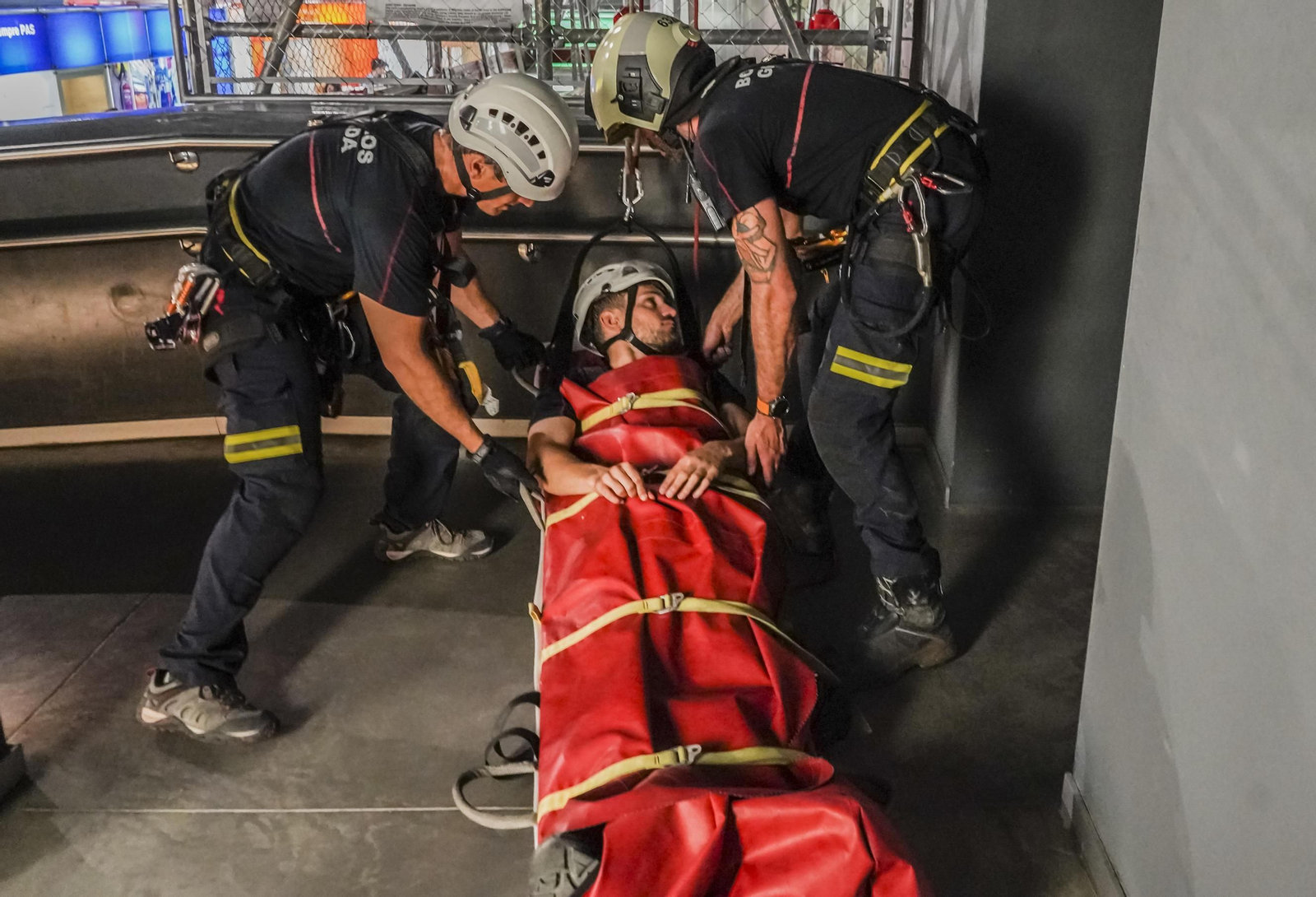 Ejercicio de rescate de víctimas en espacios confinados por los Bomberos de Granada, en imágenes