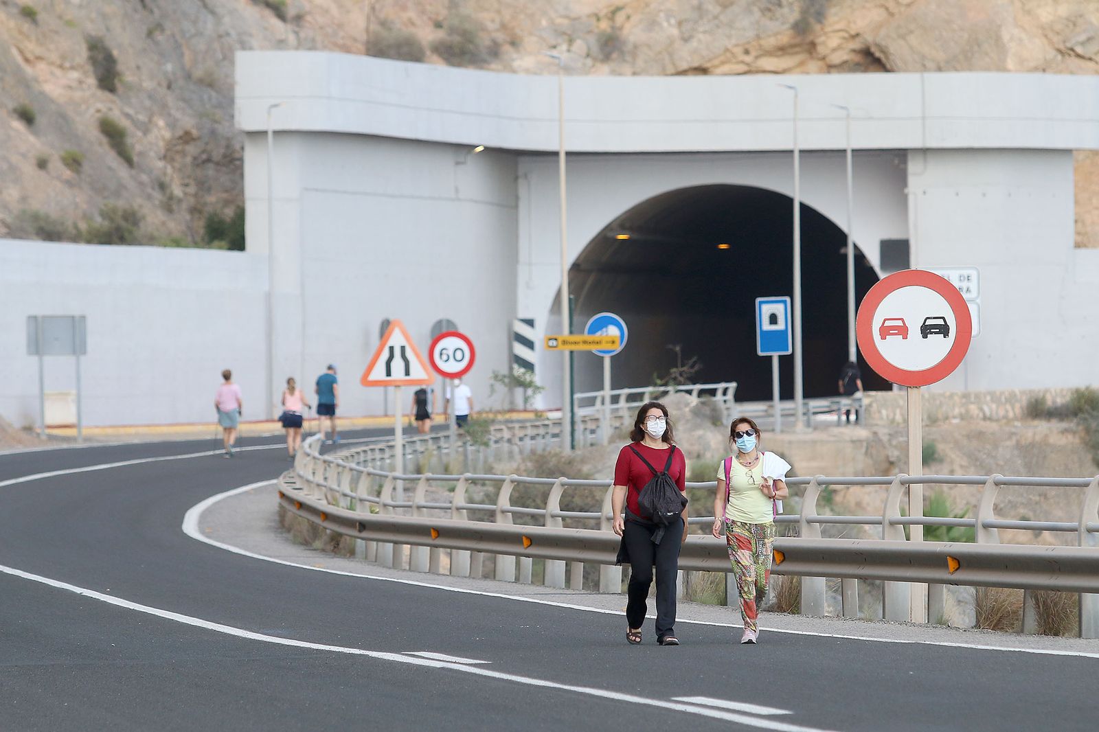 Las imágenes de la gente paseando en la carretera cortada de El Cañarete