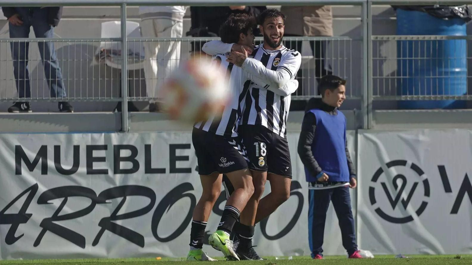 Pecellín celebra uno de sus dos goles con la Balona.