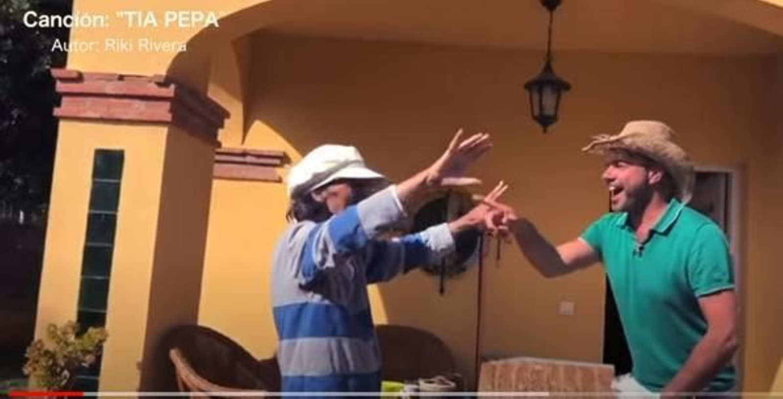 Imagen del vídeo de la Tía Pepa bailando la canción de Ricky Rivera.
