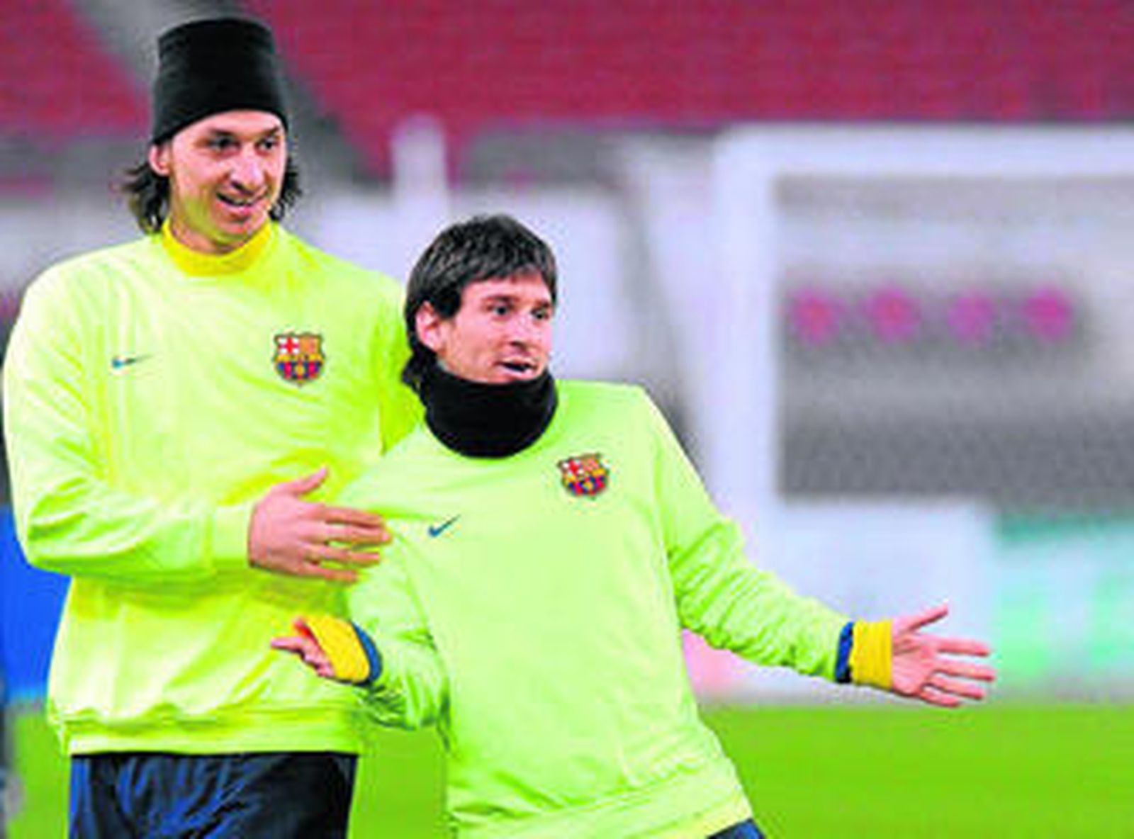 Ibrahimovic y Messi bromean durante el entrenamiento de ayer en el VfB Arena.