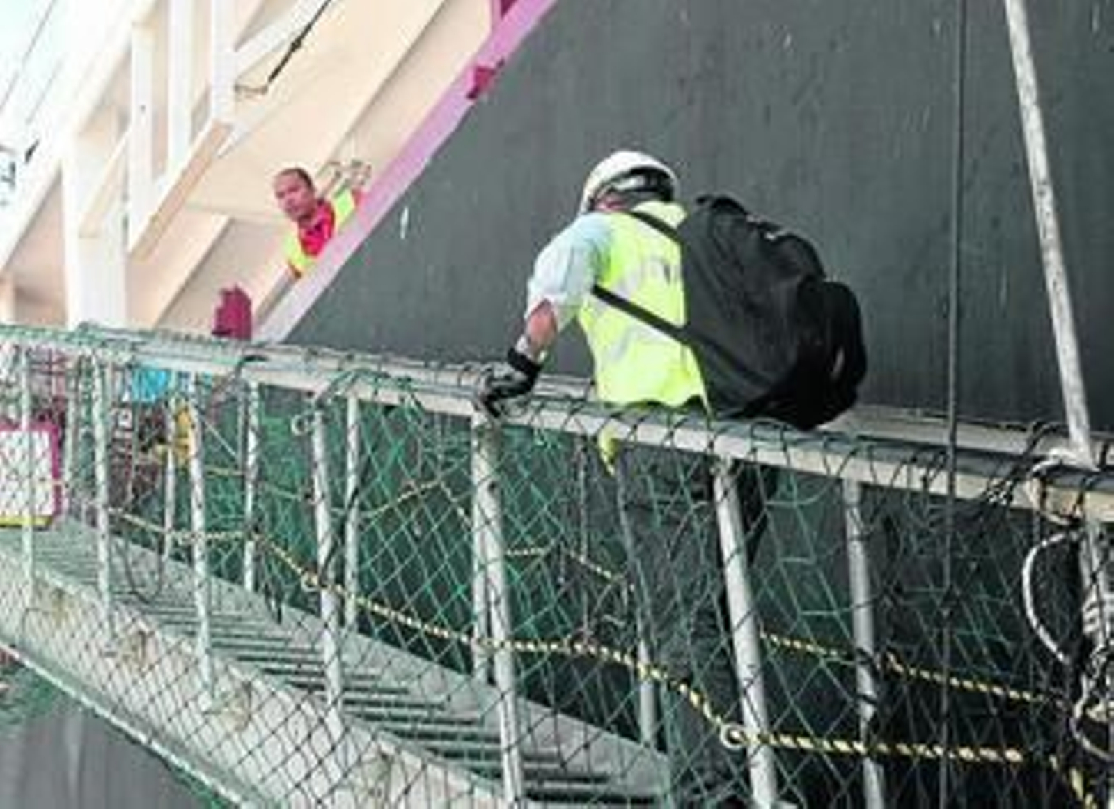 Un tripulante sube al 'Marina' el pasado lunes.