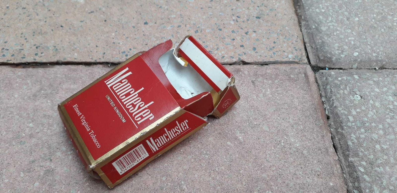 Una cajetilla de tabaco tirada en la calle.