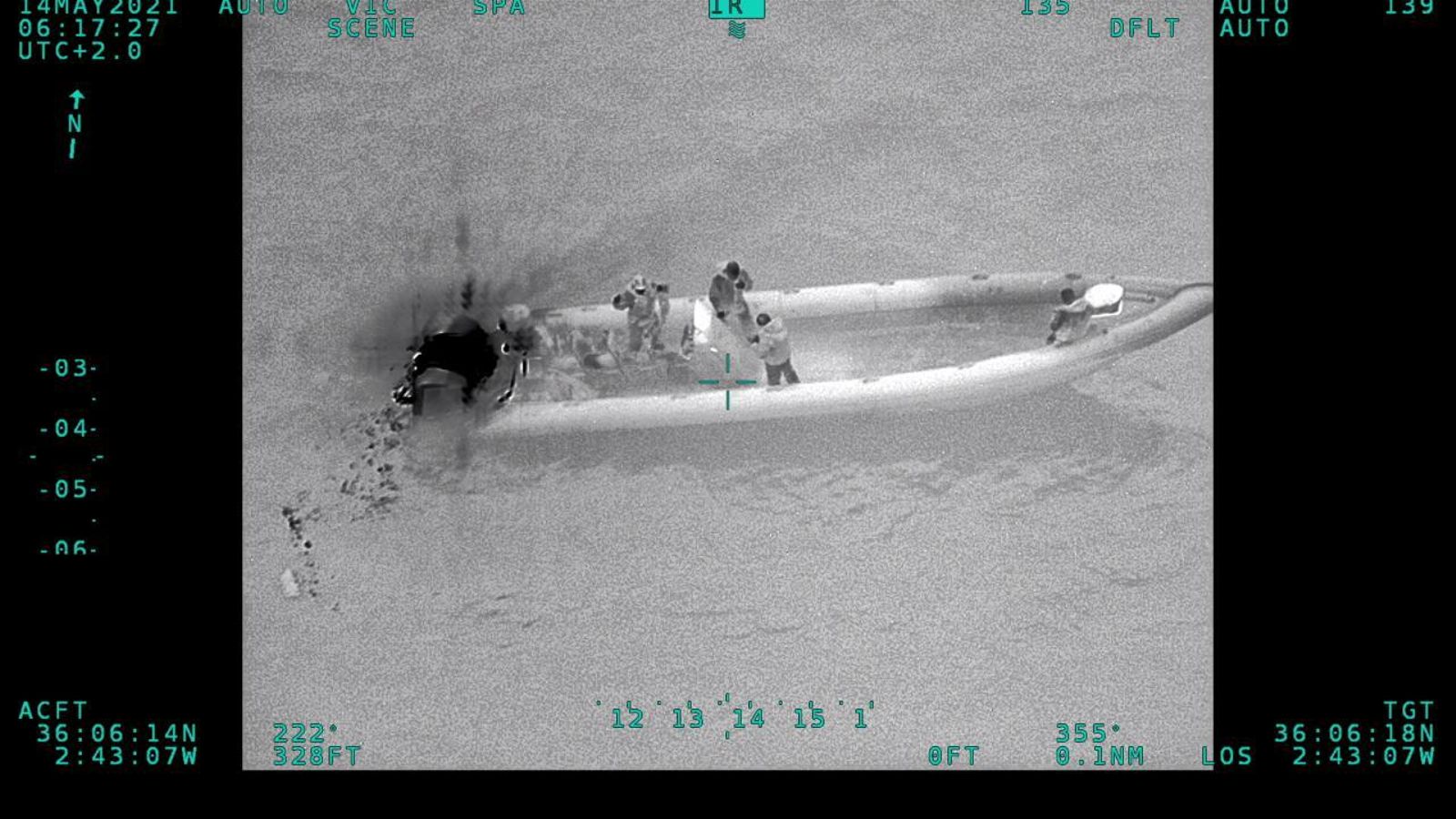 Momento en el que explota uno de los motores en la embarcación en la que fueron detenidos cuatro hombres, dos de ellos heridos.